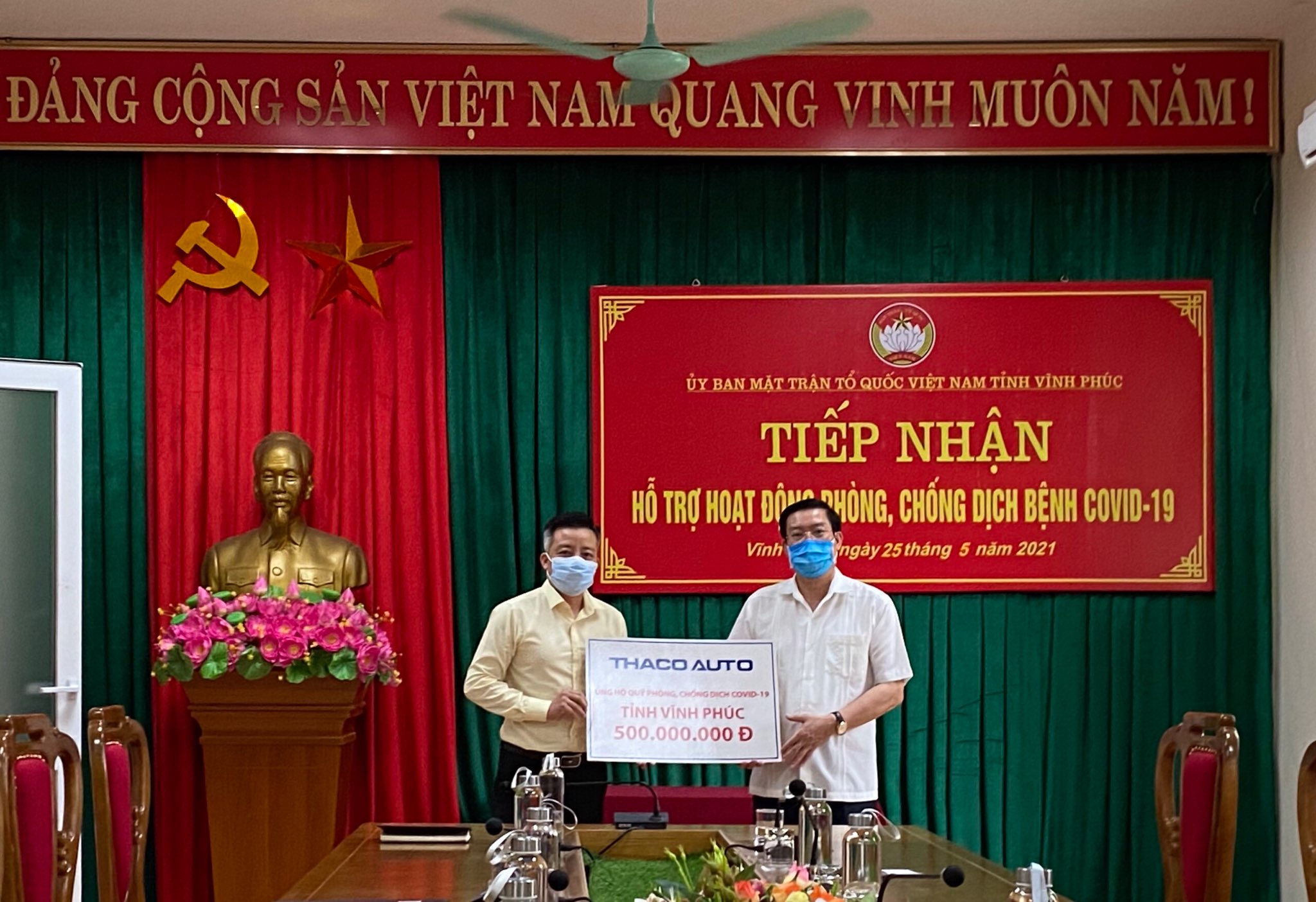 THACO AUTO donates VND 1.5 billion to 3 localities to fight the epidemic