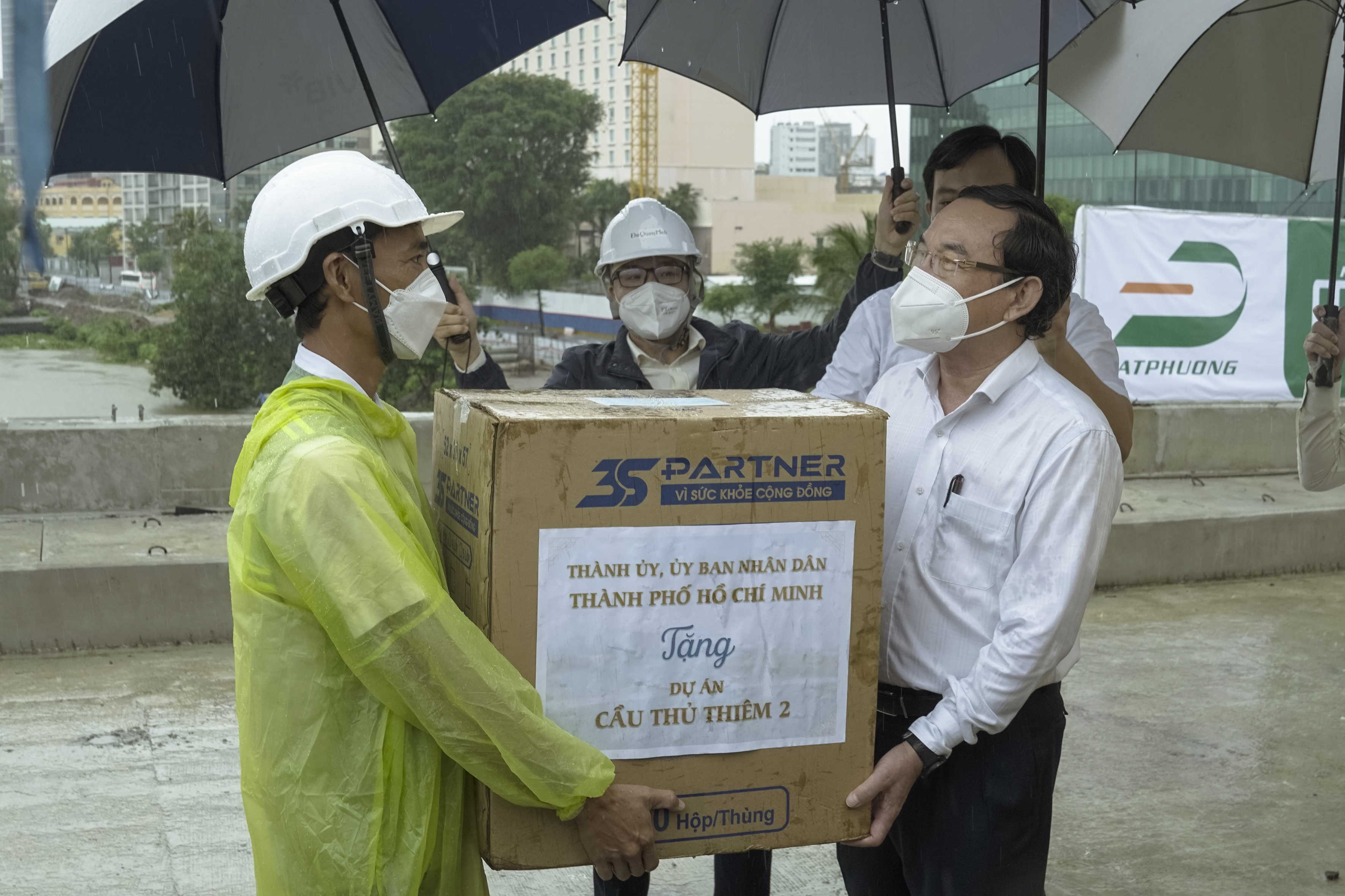 Bi thu thanh uy tang qua