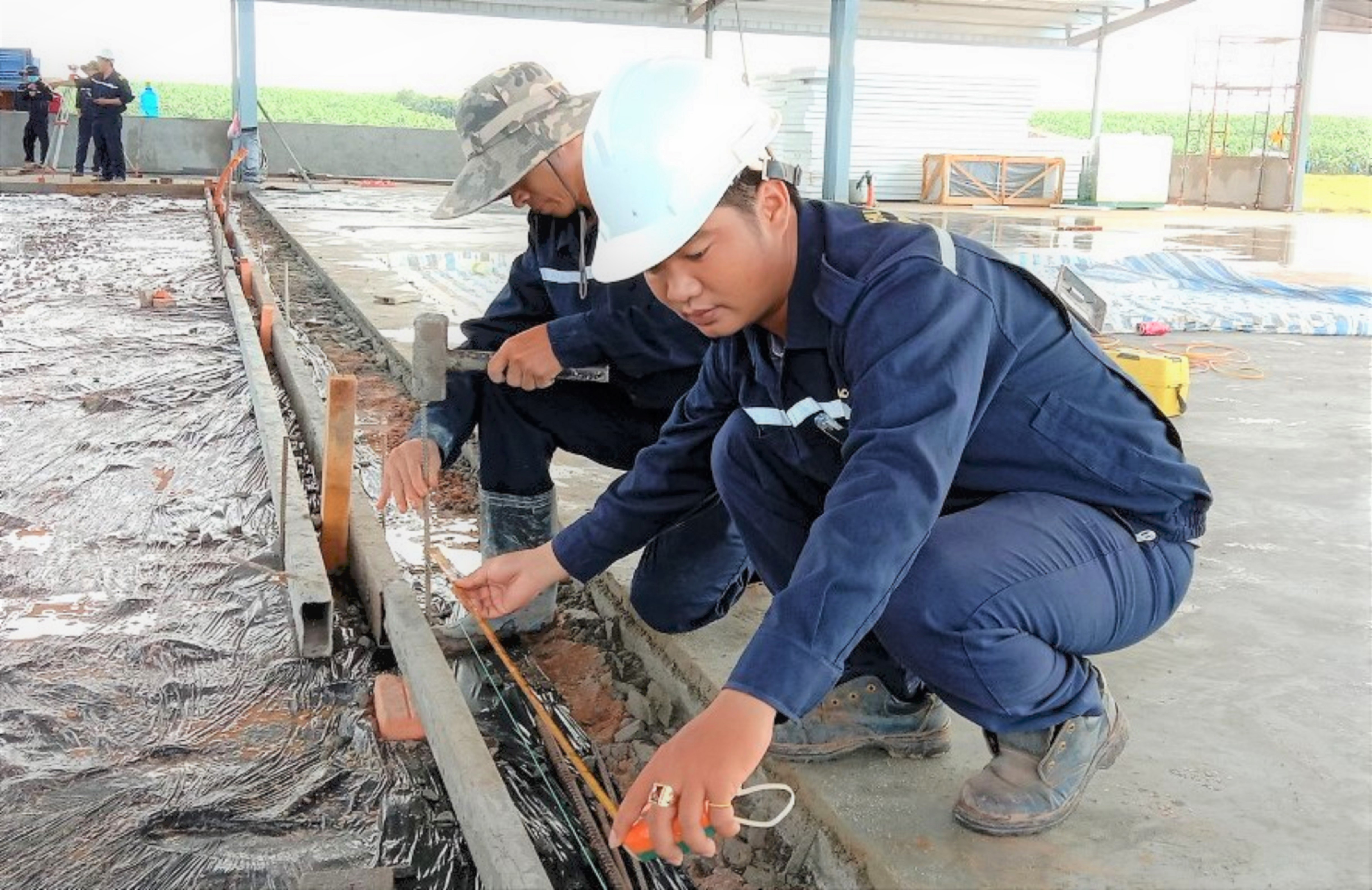 10. Anh Phan Trung Hiếu đang ghép ván khuôn đổ bê tông nền xưởng.jpg