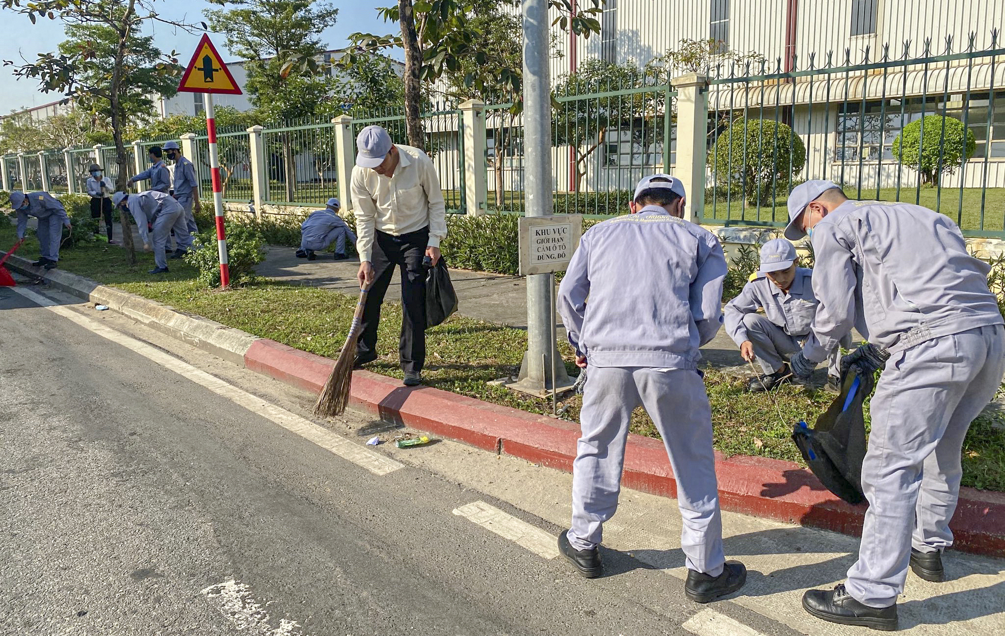 10. Vệ sinh dọn rác khu vực bên ngoài nhà máy Nhíp.jpg