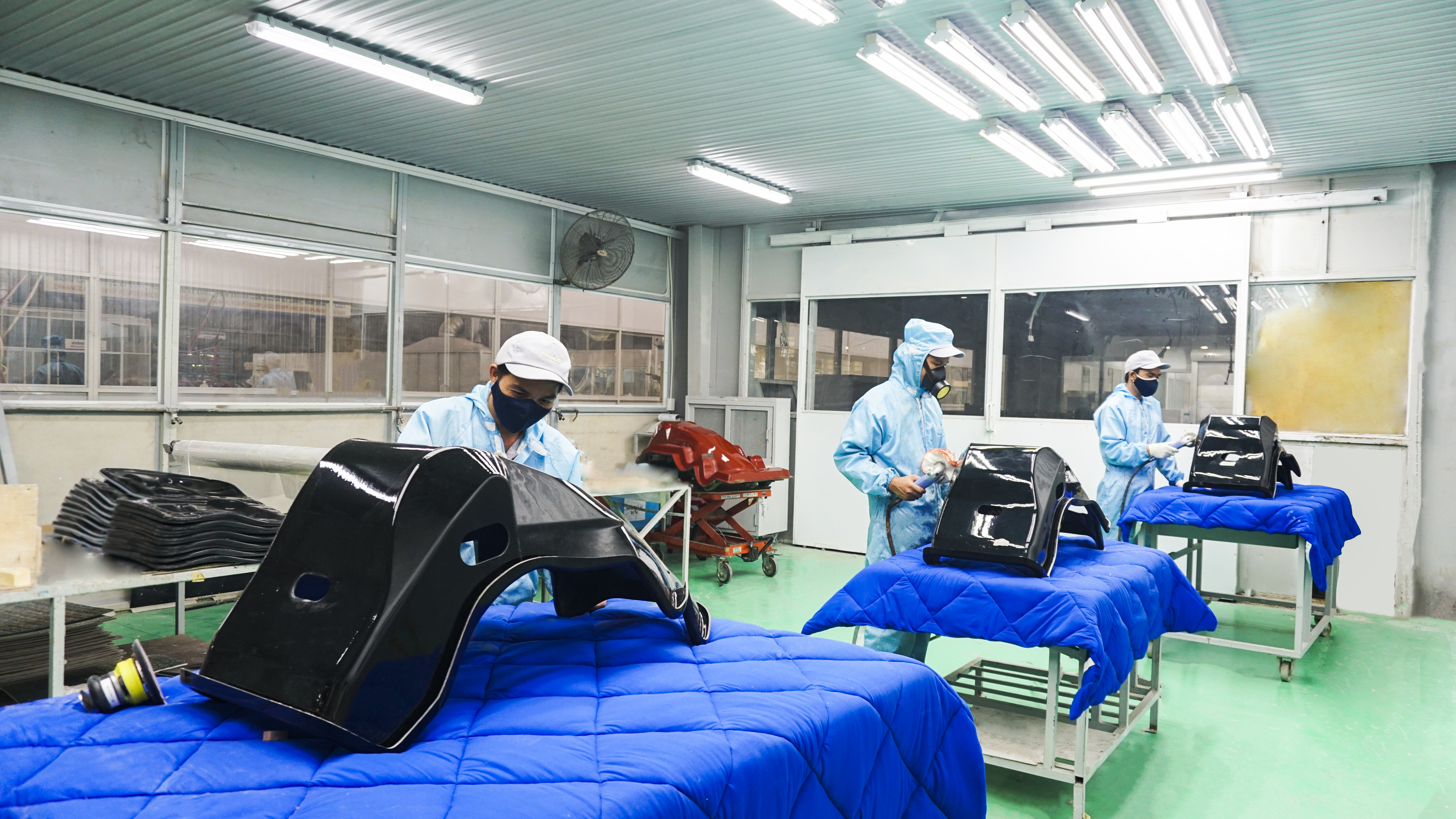 1.1 Công đoạn đánh bóng sản phẩm khung ghế bằng vật liệu composite .jpg