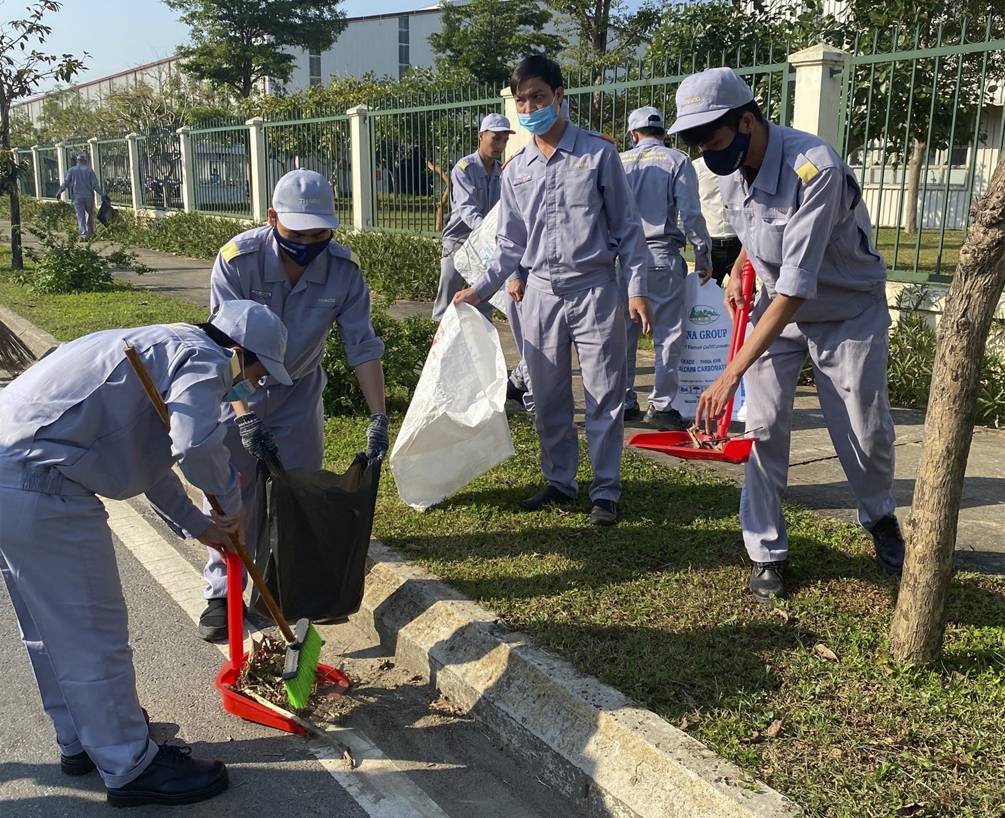 11. Vệ sinh dọn rác khu vực bên ngoài nhà máy Nhíp.jpg