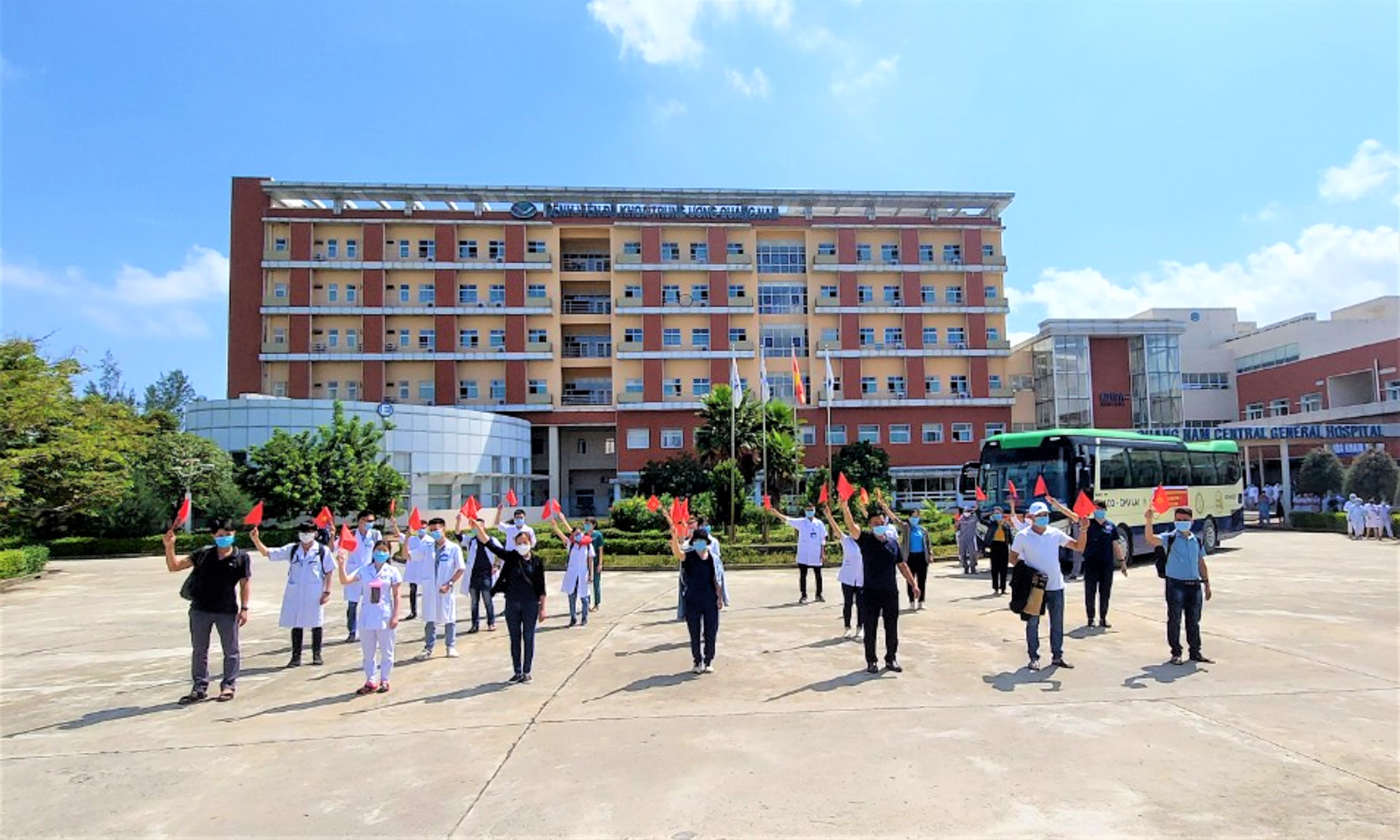 1. Các y bác sĩ thể hiện quyết tâm đẩy lùi dịch bệnh.jpg.jpg