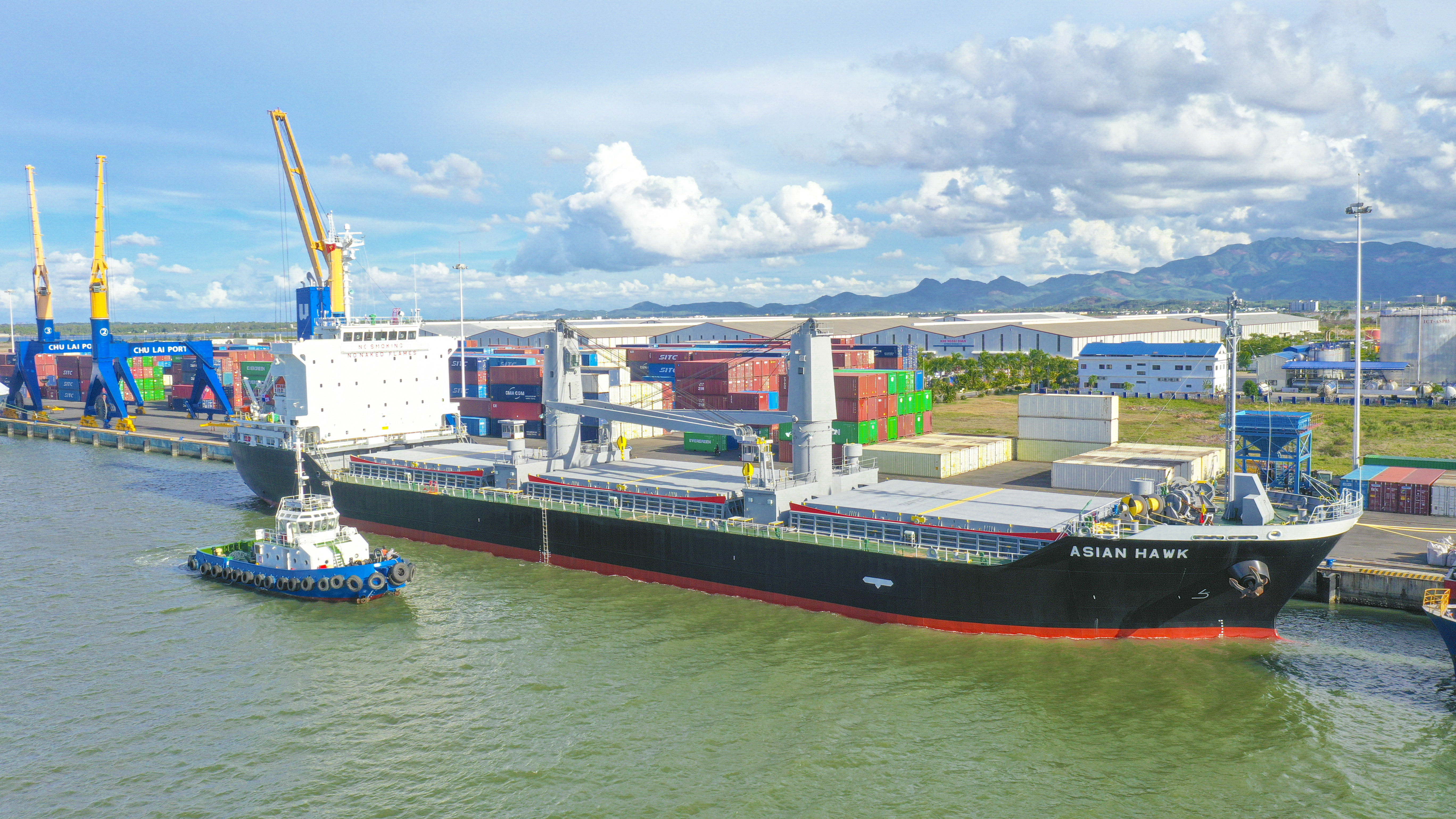 1. Tàu ASIAN HAWK cập bến tại cảng Chu Lai.JPG