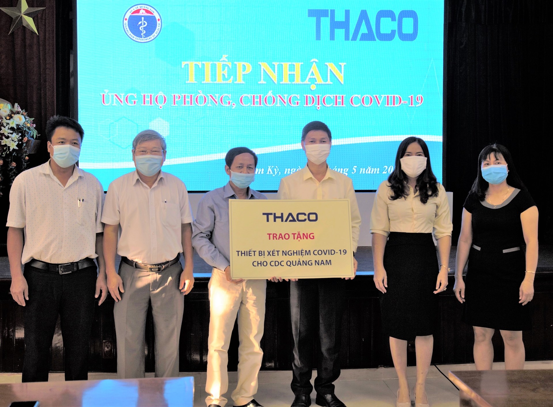1. THACO trao tặng thiết bị xét nghiệm Covid-19 cho Sở Y tế Quảng Nam.jpg