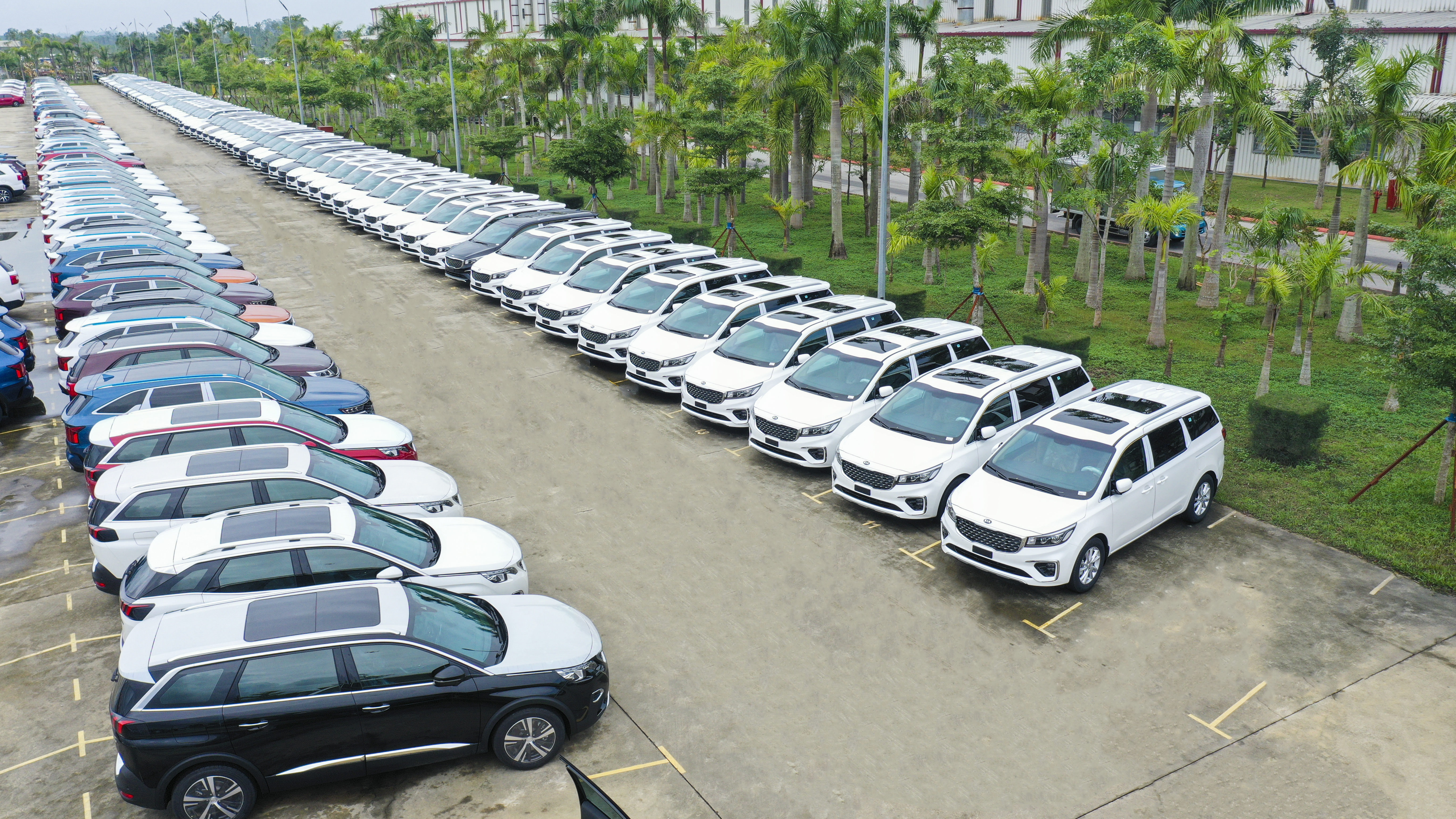 1. Xe thành phẩm Kia Grand Carnival chuẩn bị xuất khẩu sang Thái Lan.JPG