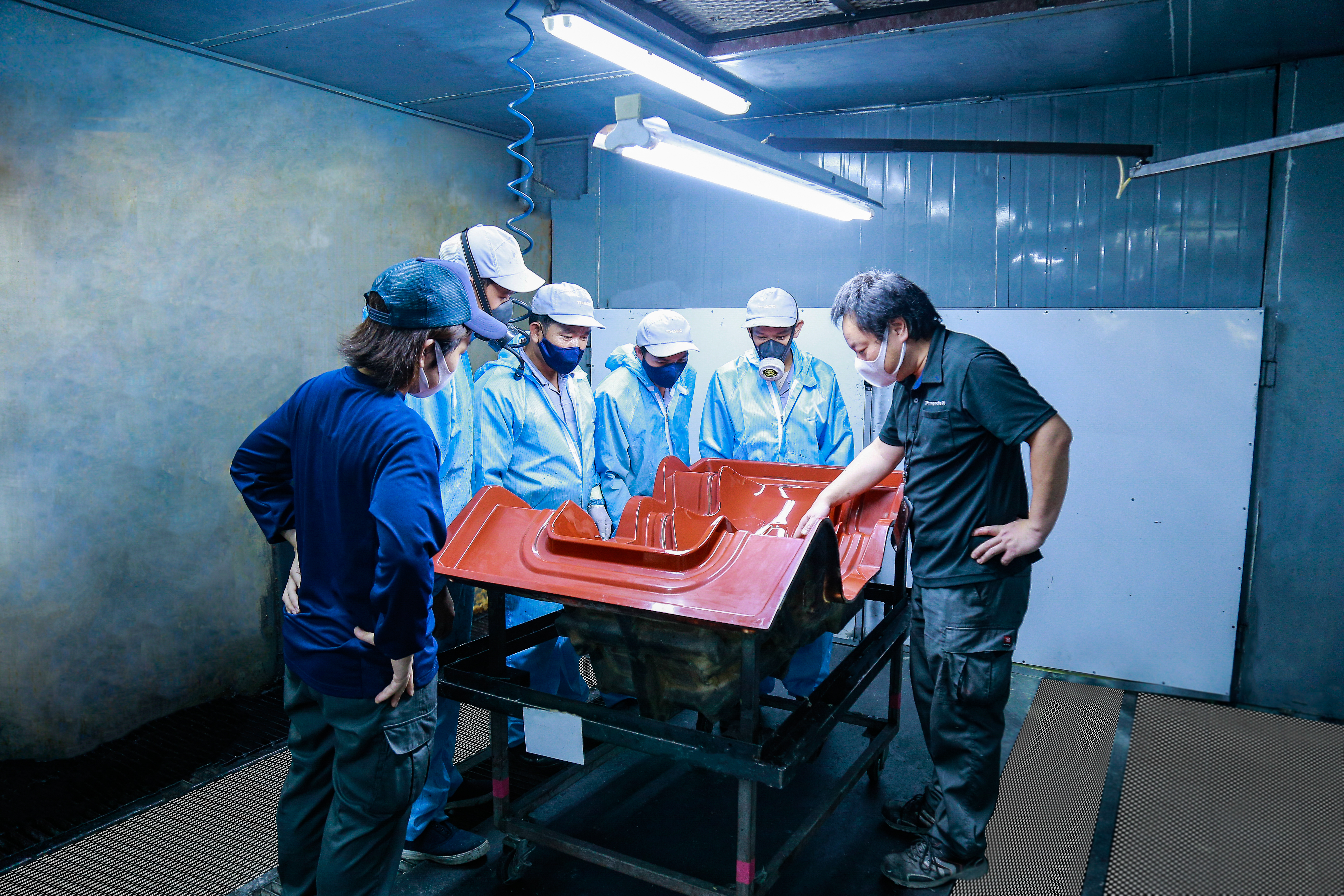 1.2. Chuyên gia Nhật đào tạo chuyển giao công nghệ sản xuất khung ghế bằng vật liệu composite.JPG