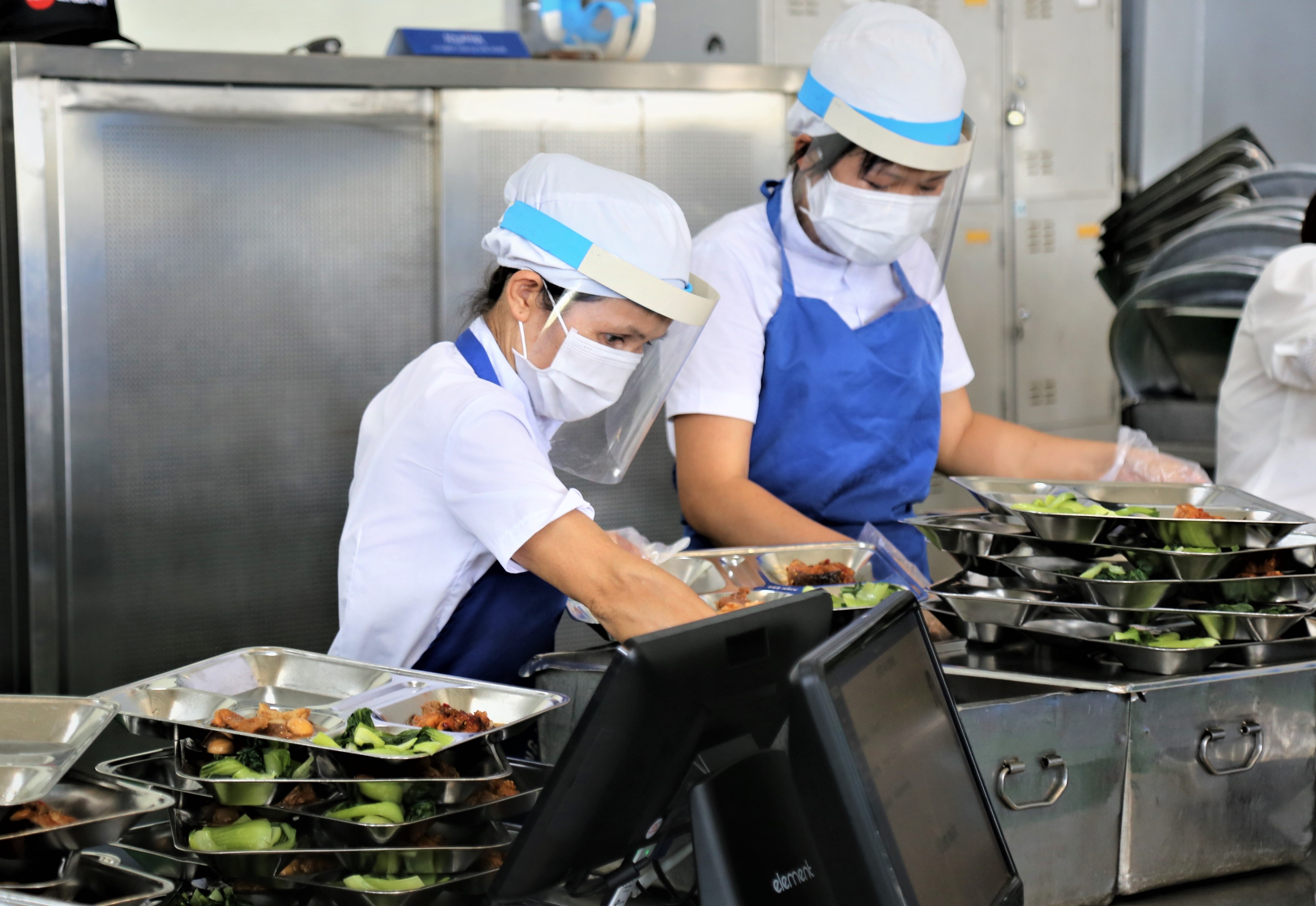 16. Nhân viên bếp ăn đeo tấm chắn giọt bắn khi làm việc.jpg