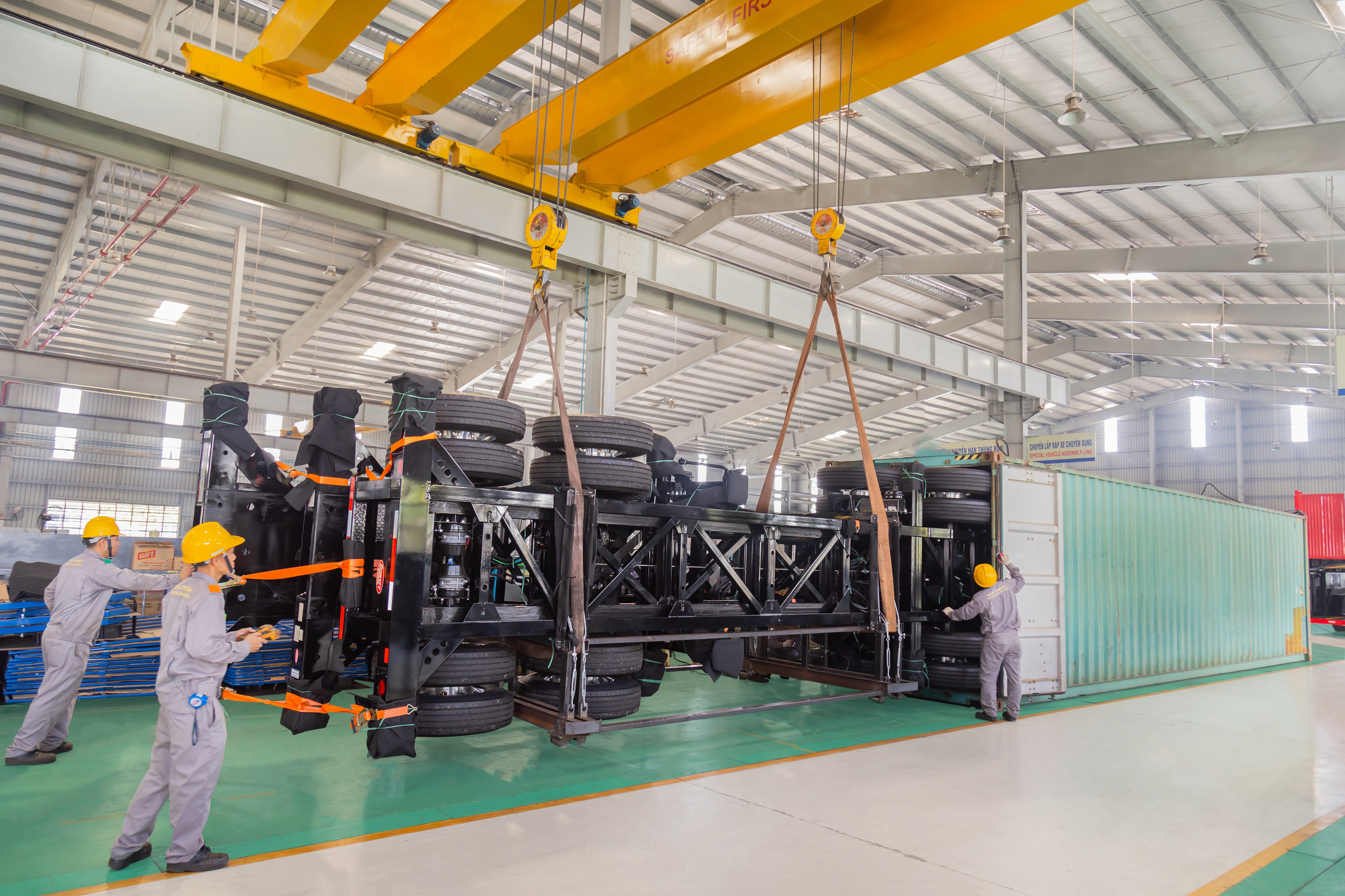 2. Đưa kiện SMRM vào container.jpg