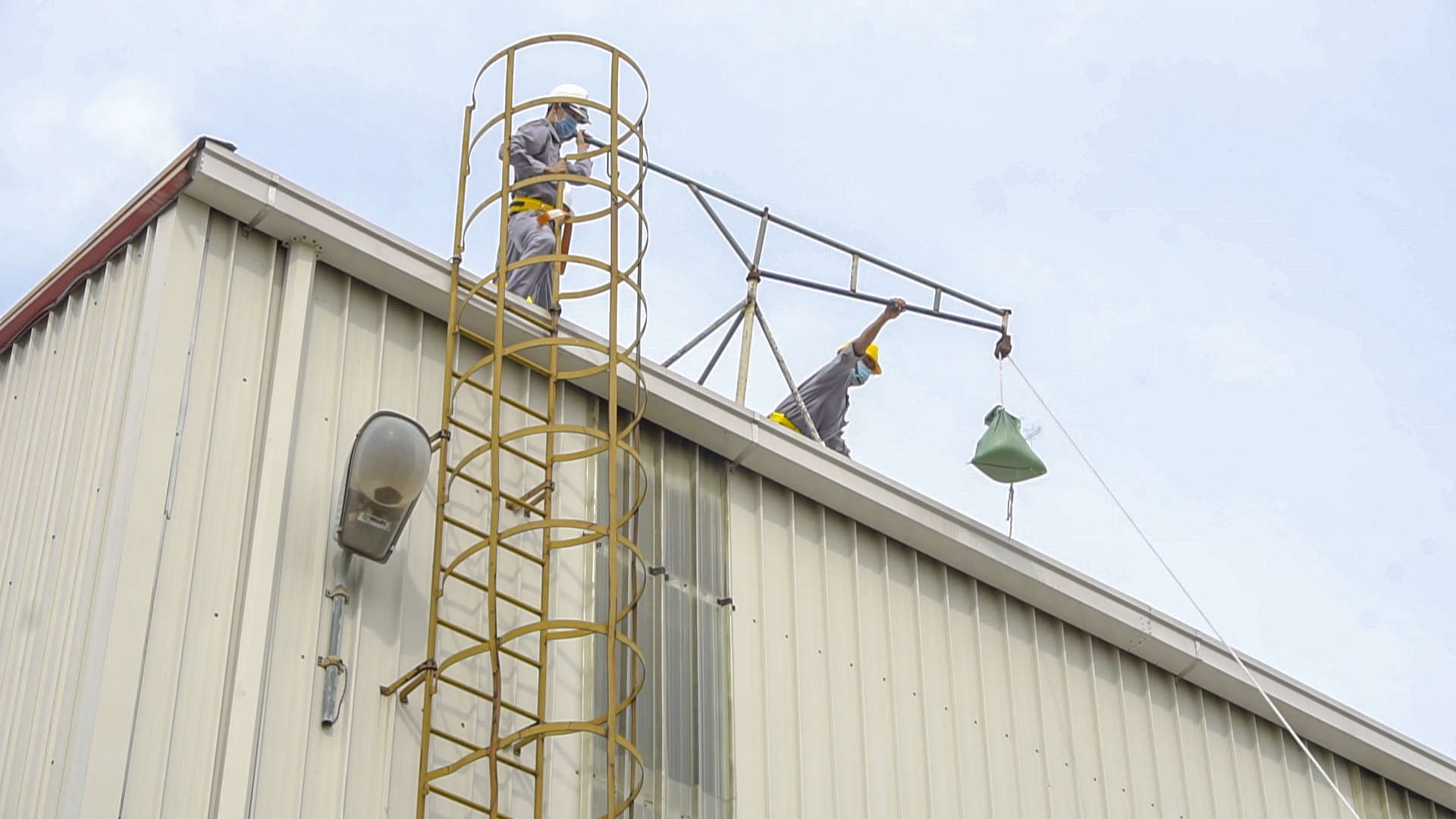 2. Sử dụng ròng rọc để kéo bao cát lên mái nhà xưởng.jpg