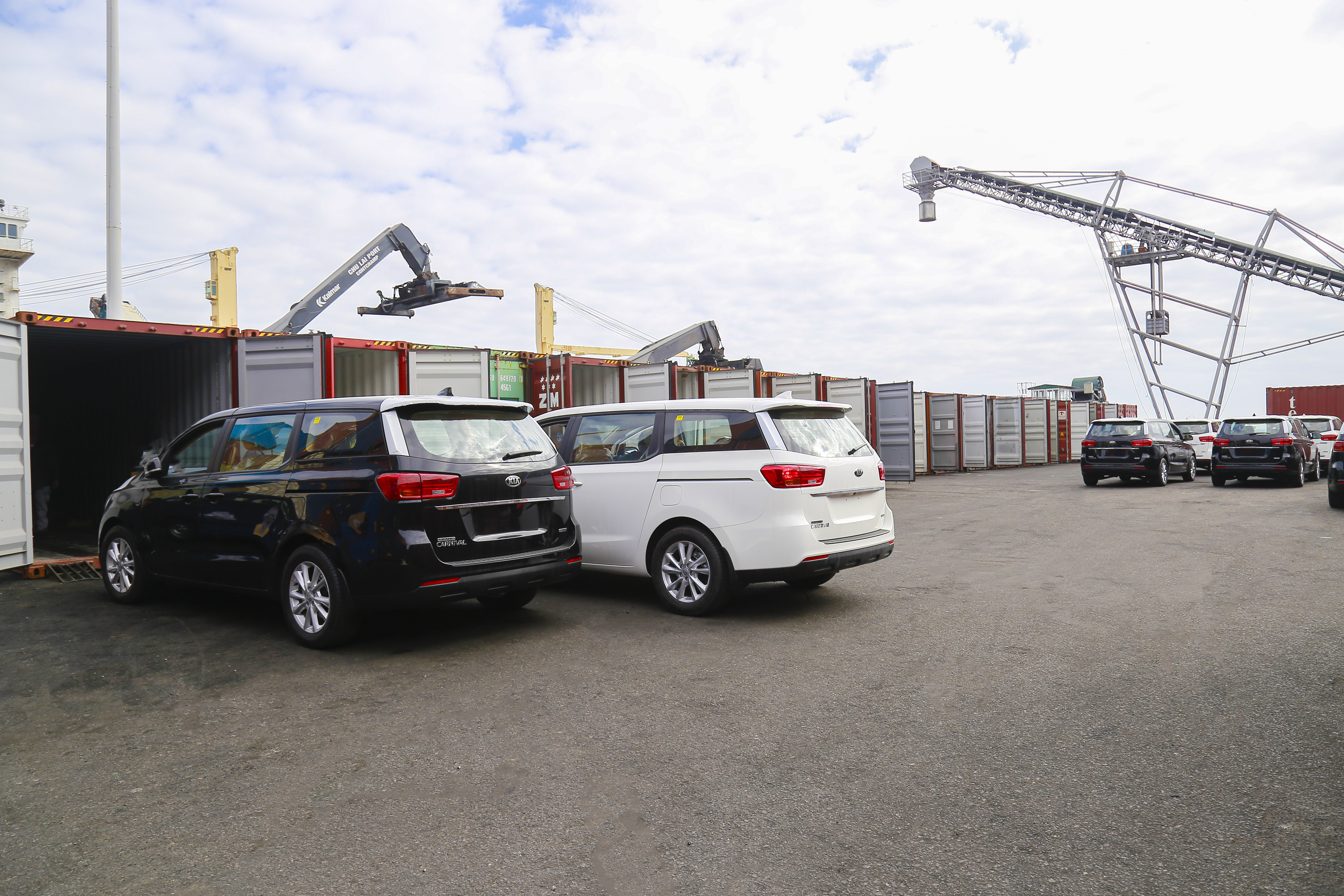 3. Đóng container xe Kia Grand Carnival xuất khẩu sang Thái Lan.JPG