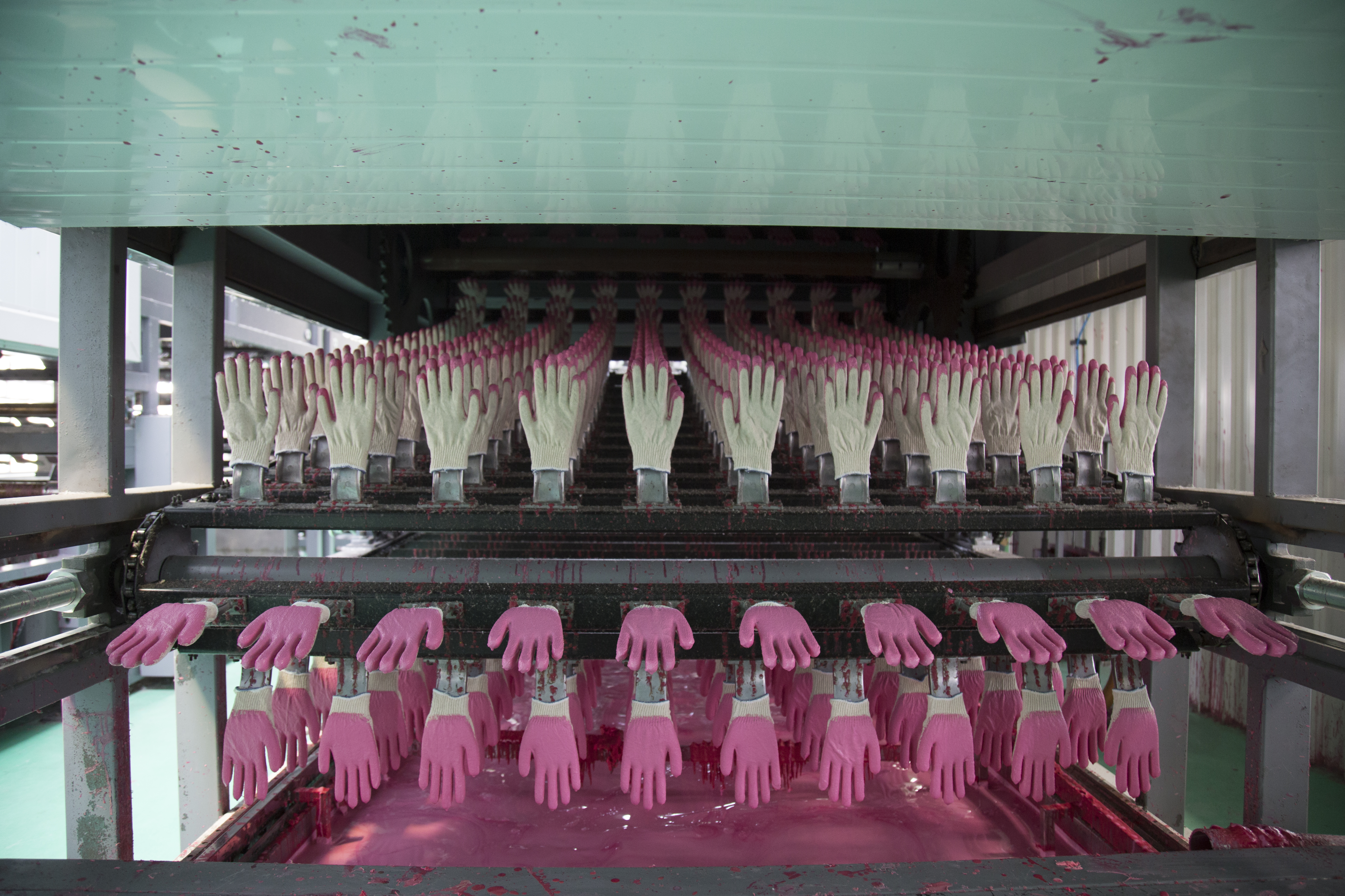 3. Dây chuyền phủ cao su găng tay edit.jpg