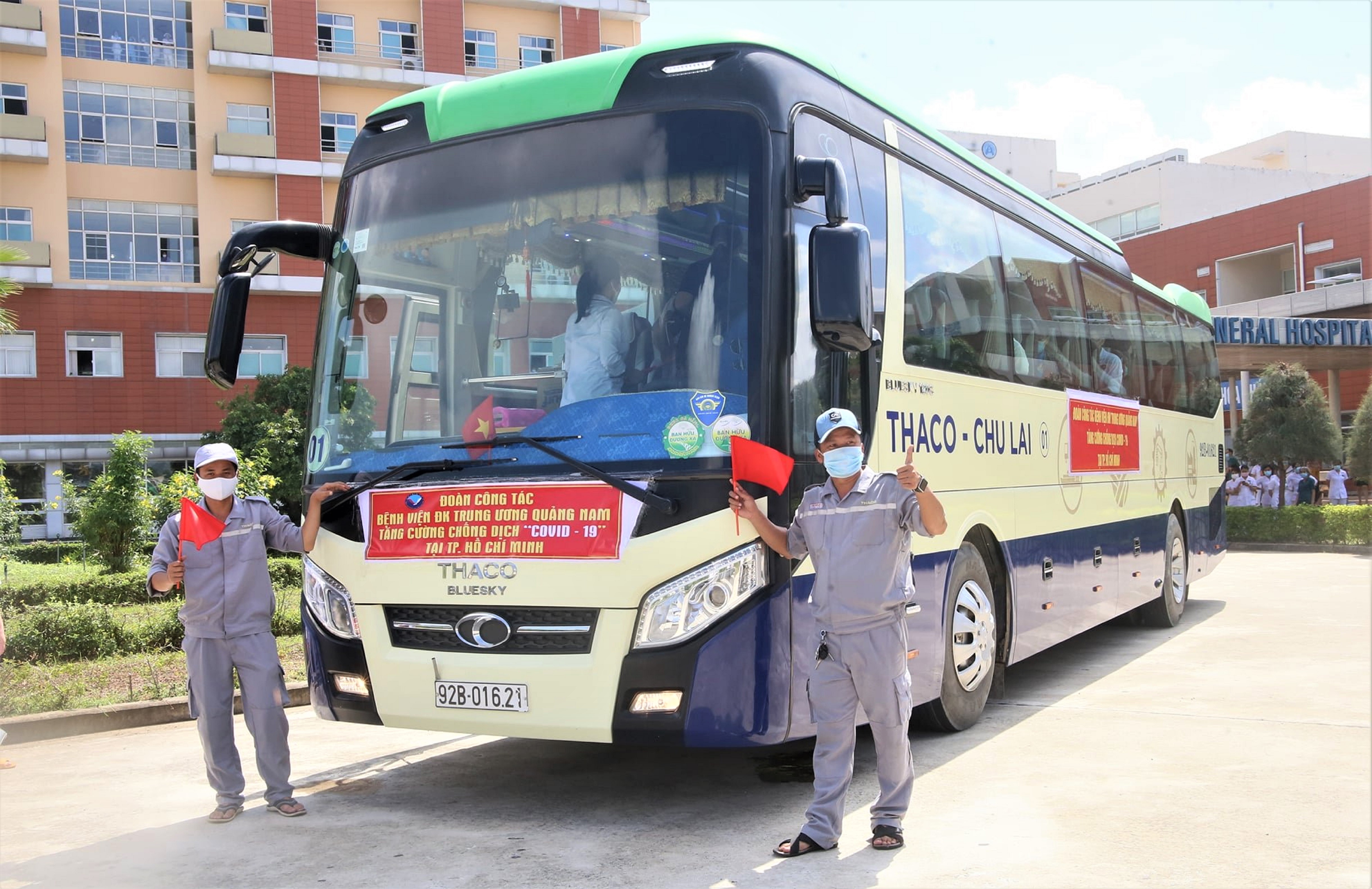 3. Xe bus THACO Blue Sky đưa đoàn công tác vào TP Hồ Chí Minh.jpg