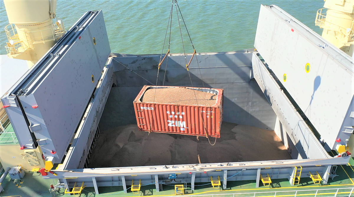 3.Xếp dỡ hàng viên nén tại cảng Chu Laiedit.png