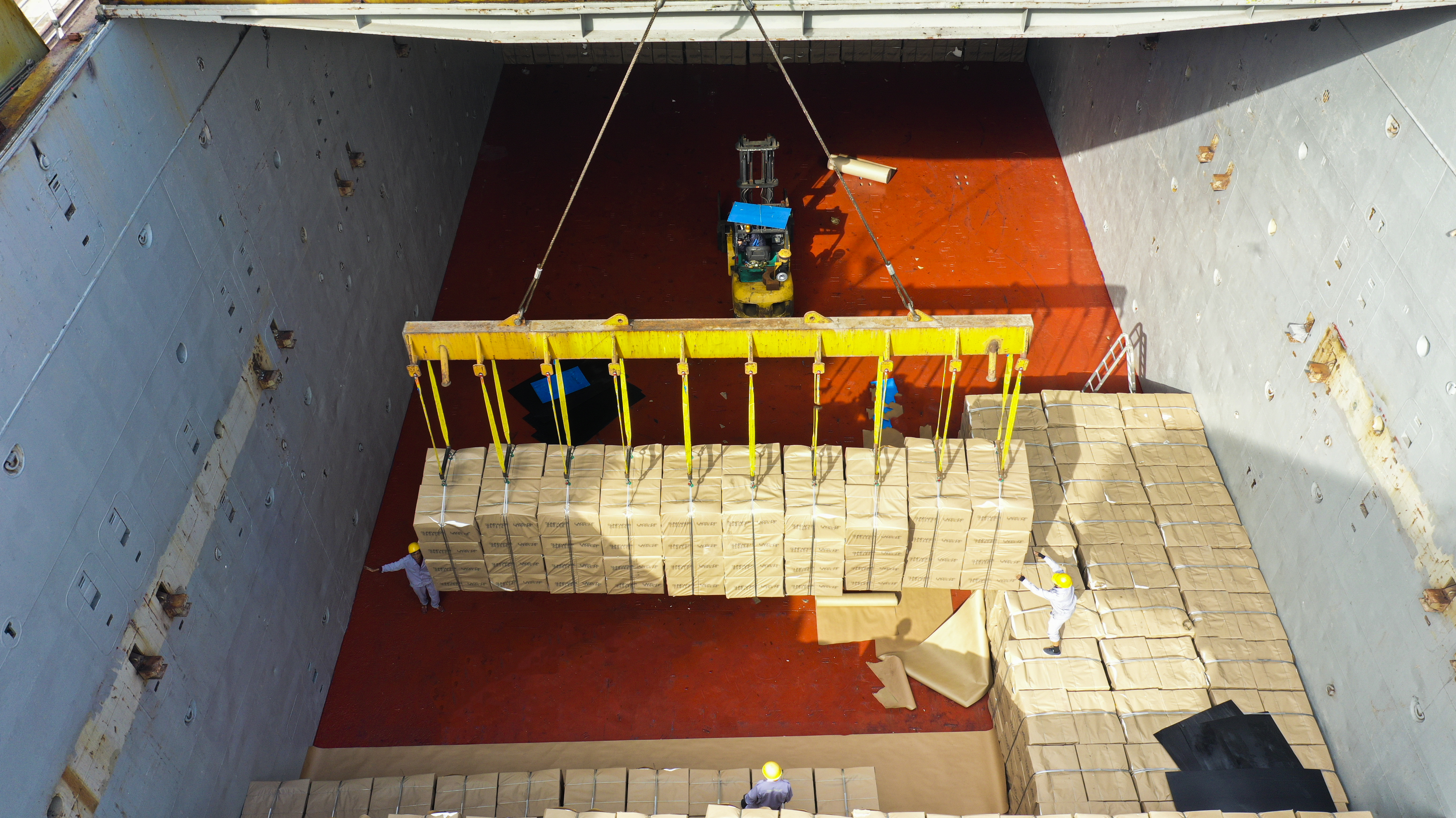 4. Hàng bột xuất được vận chuyển lên tàu xuất khẩu sang Trung Quốc.jpg