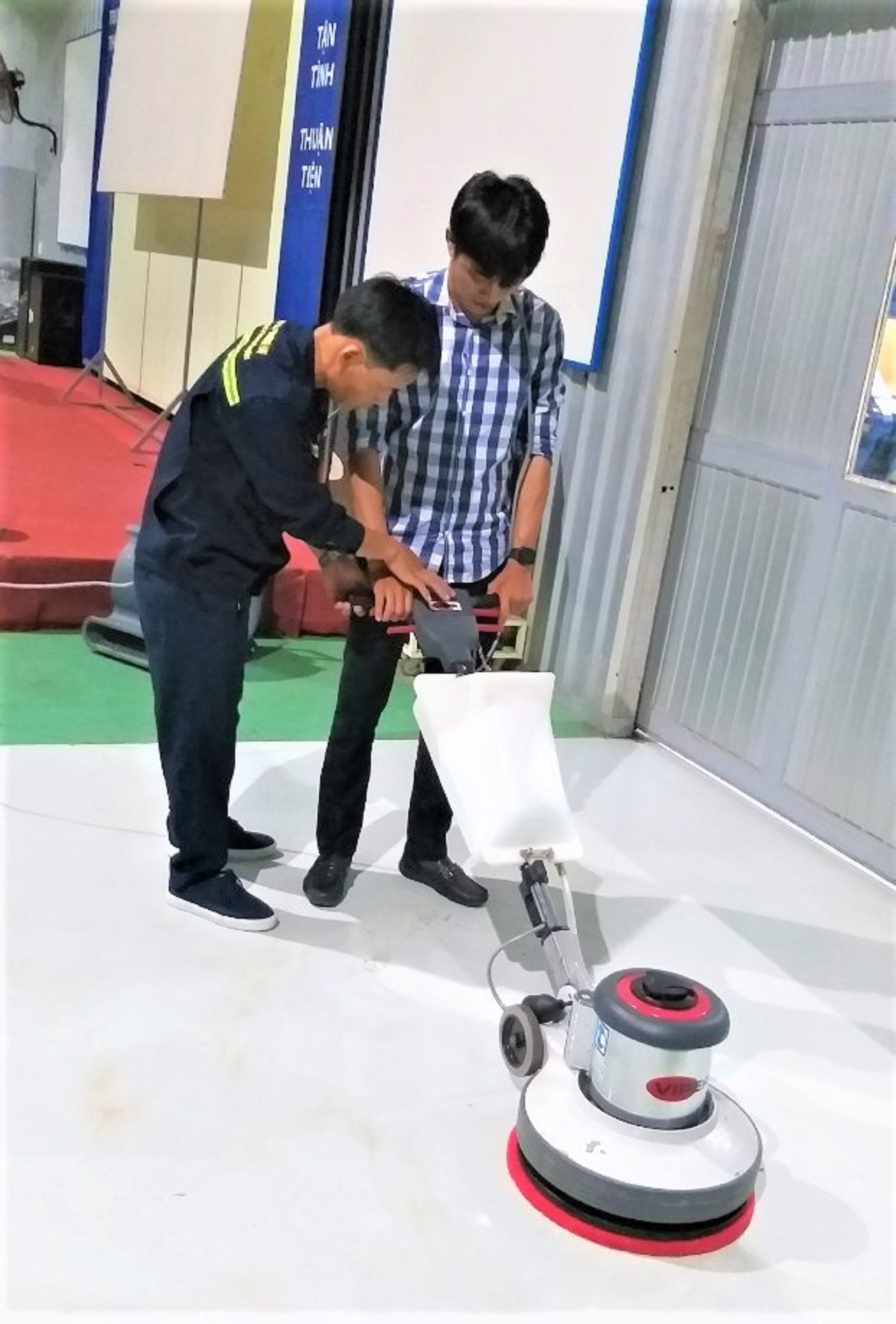 4. Hướng dẫn sử dụng máy chà sàn.jpg