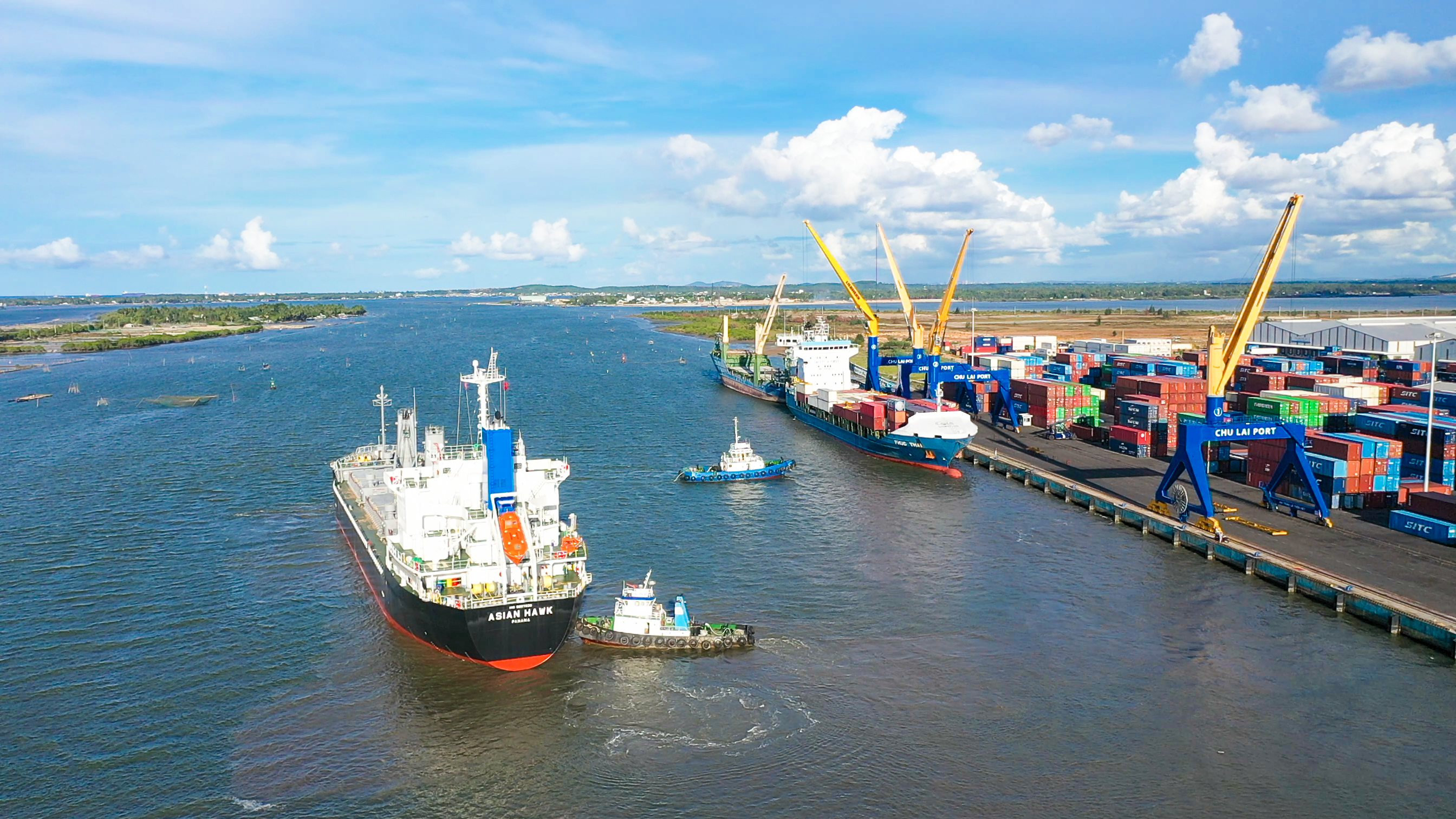 4. Tàu ASIAN HAWK rời cảng Chu Lai.png