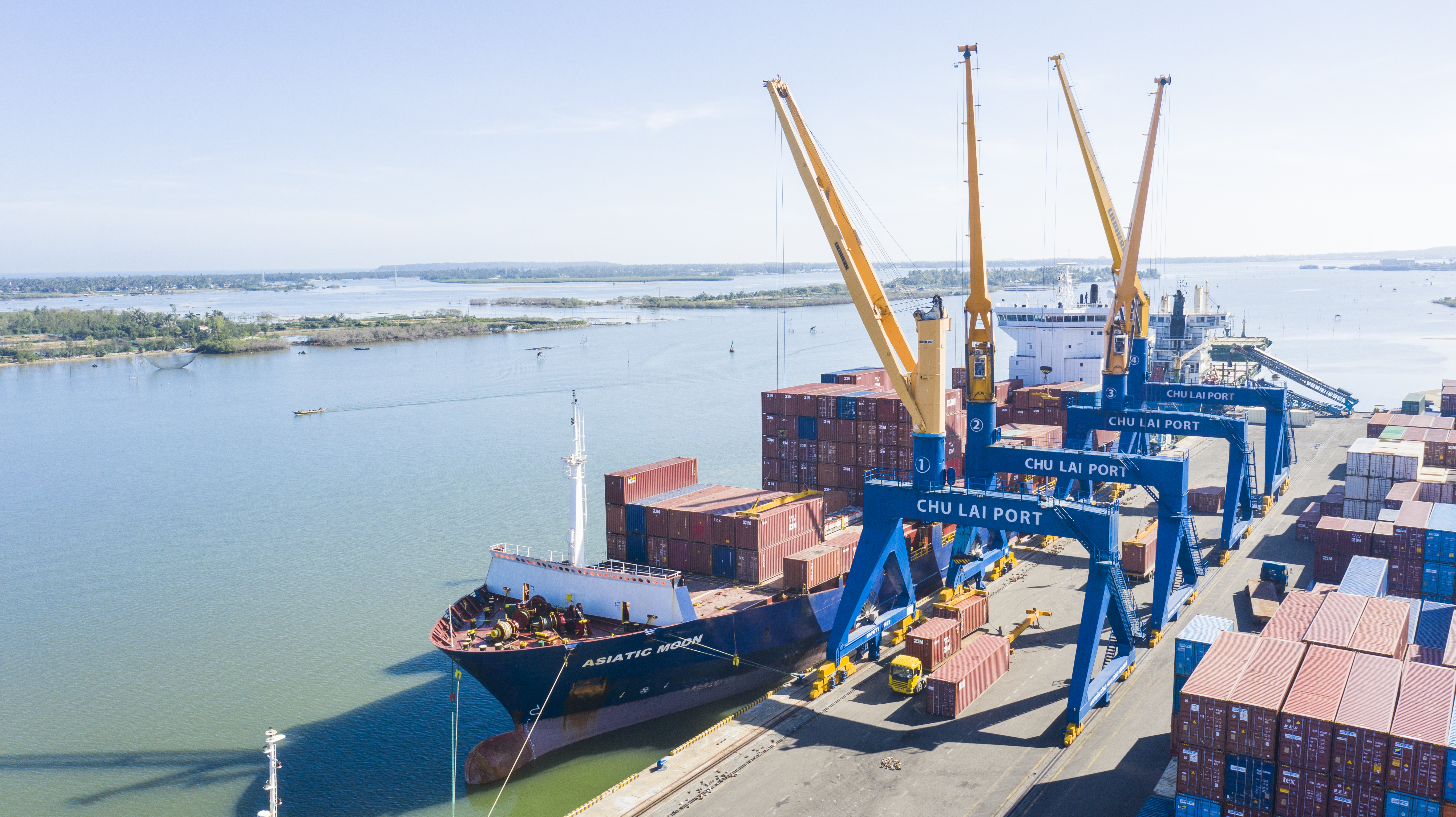 4. Tàu ASIATIC MOON đang làm hàng tại cảng Chu Lai.jpg