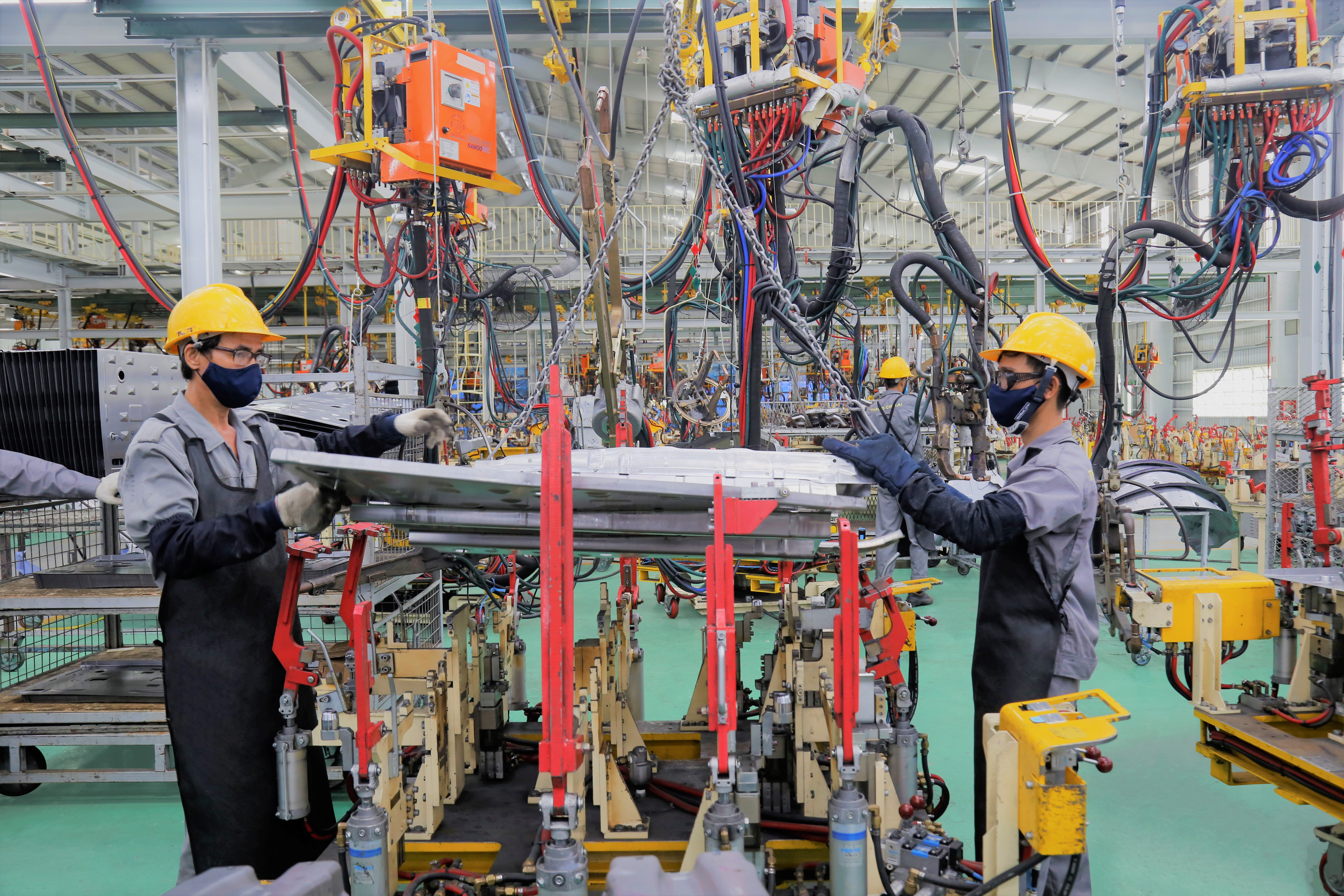 5. Các thành viên trong tổ hỗ trợ nhau làm việc jpg.jpg