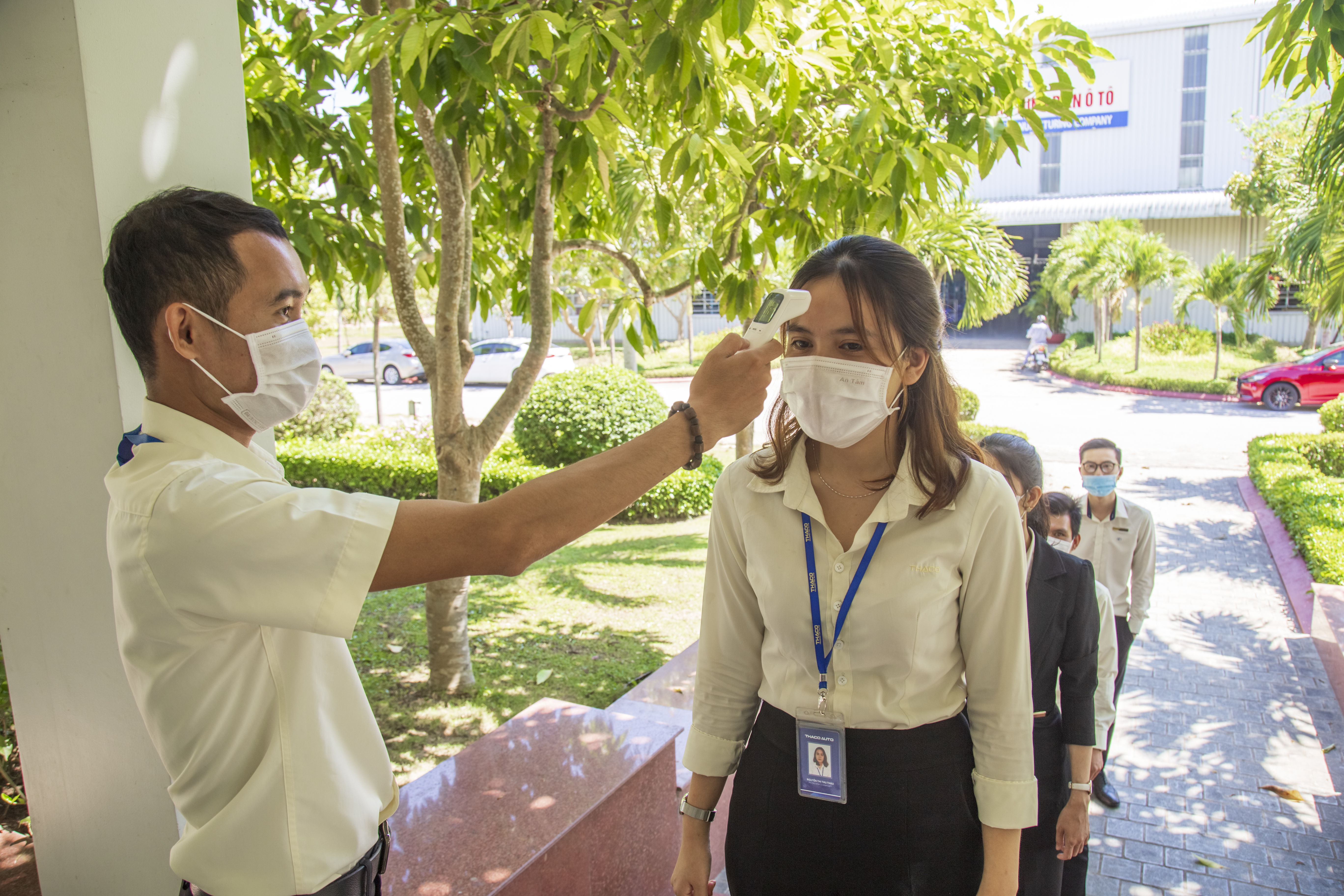 5. Kiểm tra thân nhiệt CB-NV Văn phòng Chu Lai.jpg