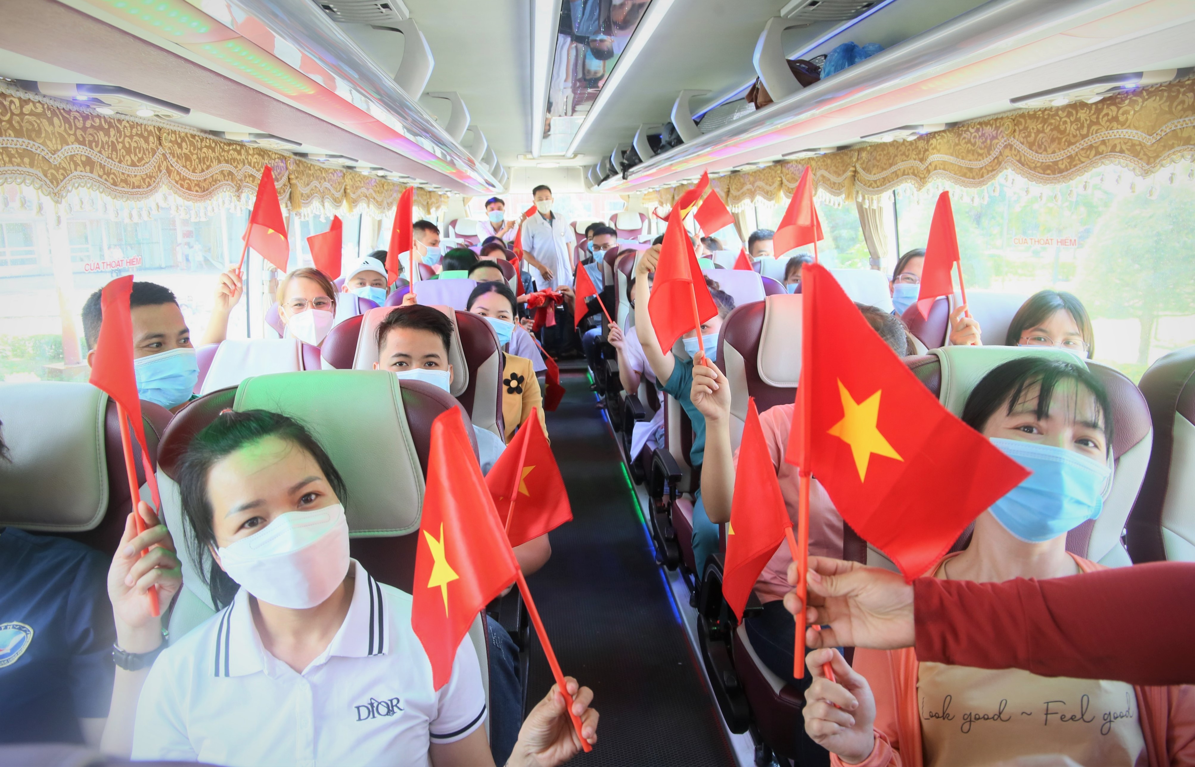 6. Các y bác sĩ thể hiện quyết tâm đẩy lùi dịch bệnh.jpg.jpg