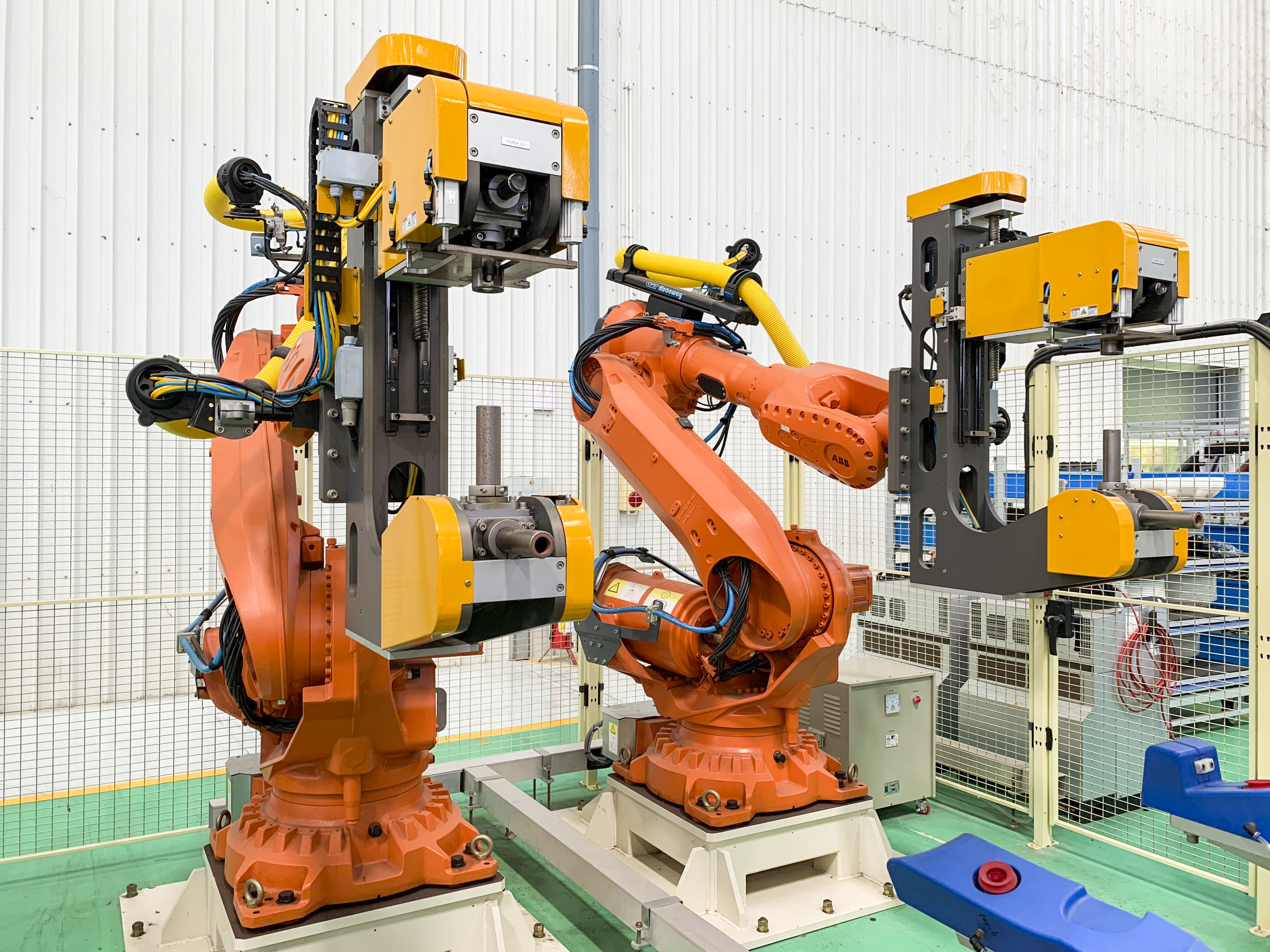 6. Robot đục lỗ cảm biến cản xe.jpg