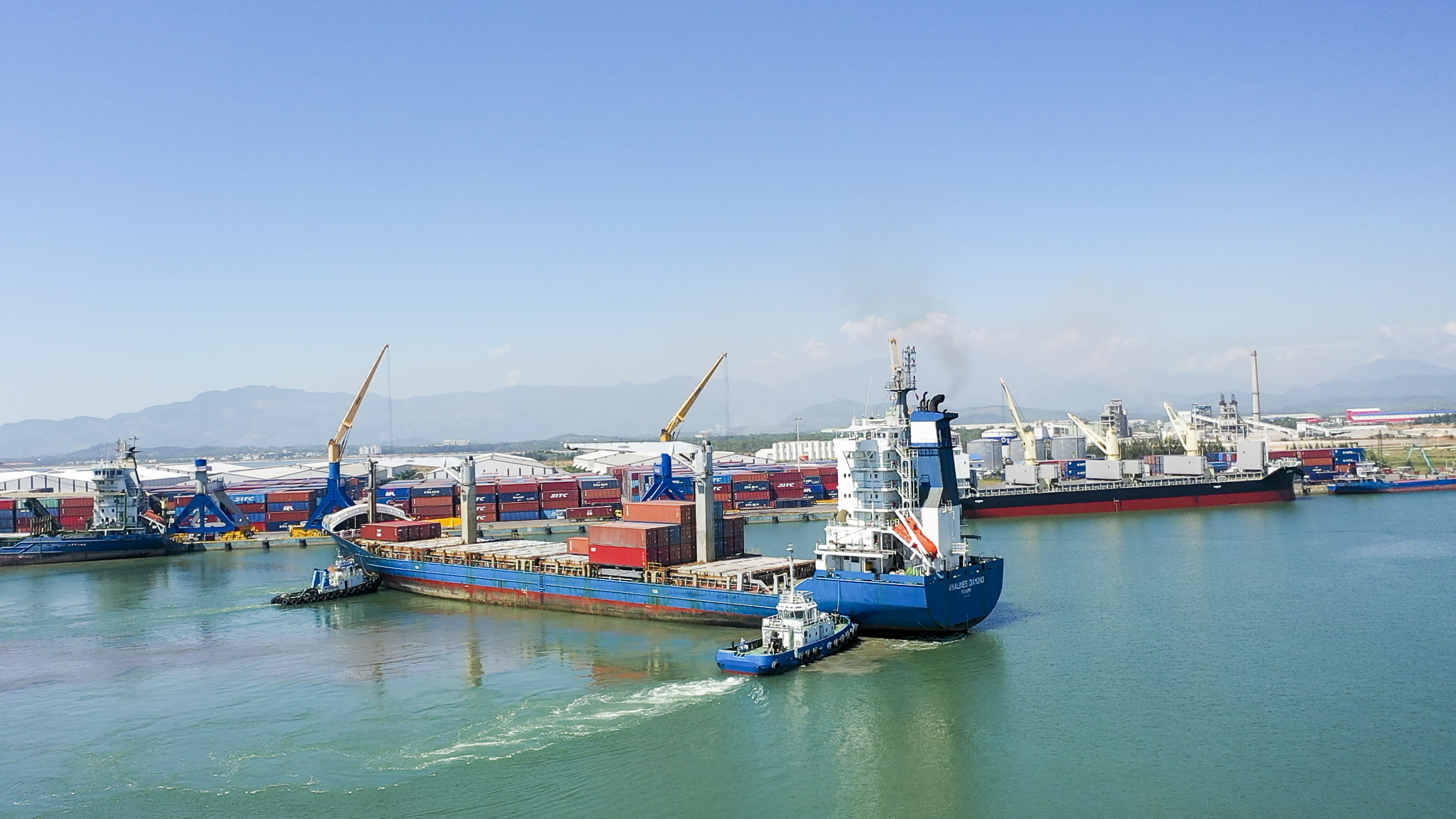 6. Tàu ZIM cập cảng Chu Lai.jpg