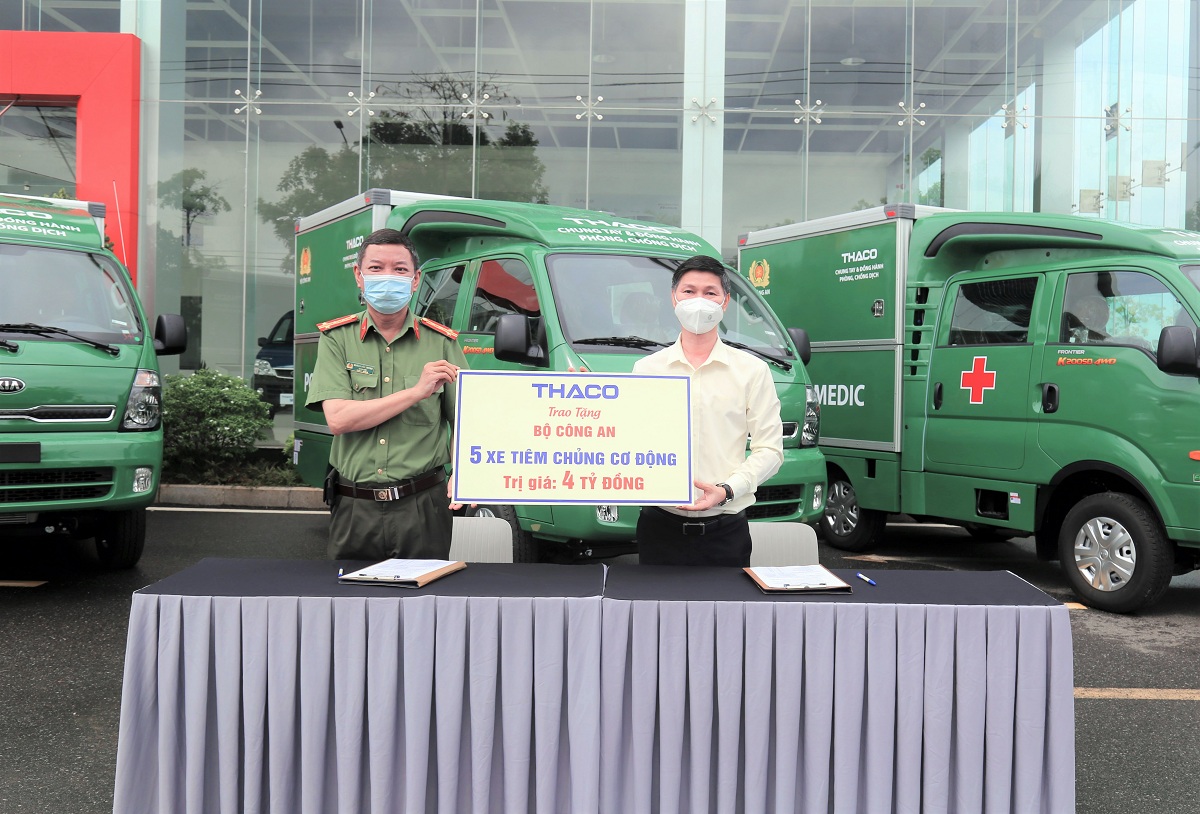 6. THACO trao tặng 5 xe tiêm chủng cơ độngcho Bộ Công an tại Đà Nẵng edit.jpg
