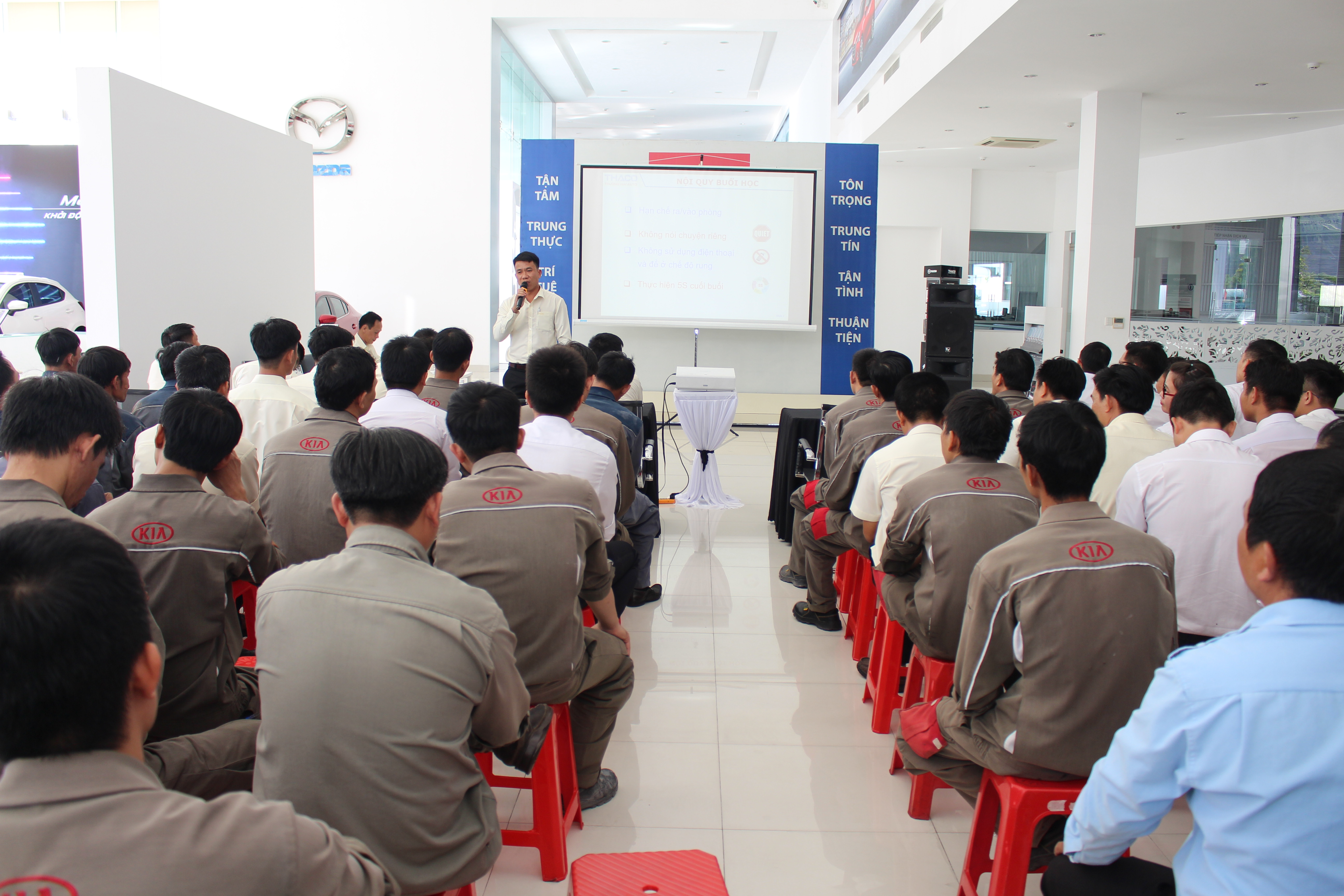 6. Trường Cao đẳng THACO huấn luyện ATLĐ tại các chi nhánh.jpg