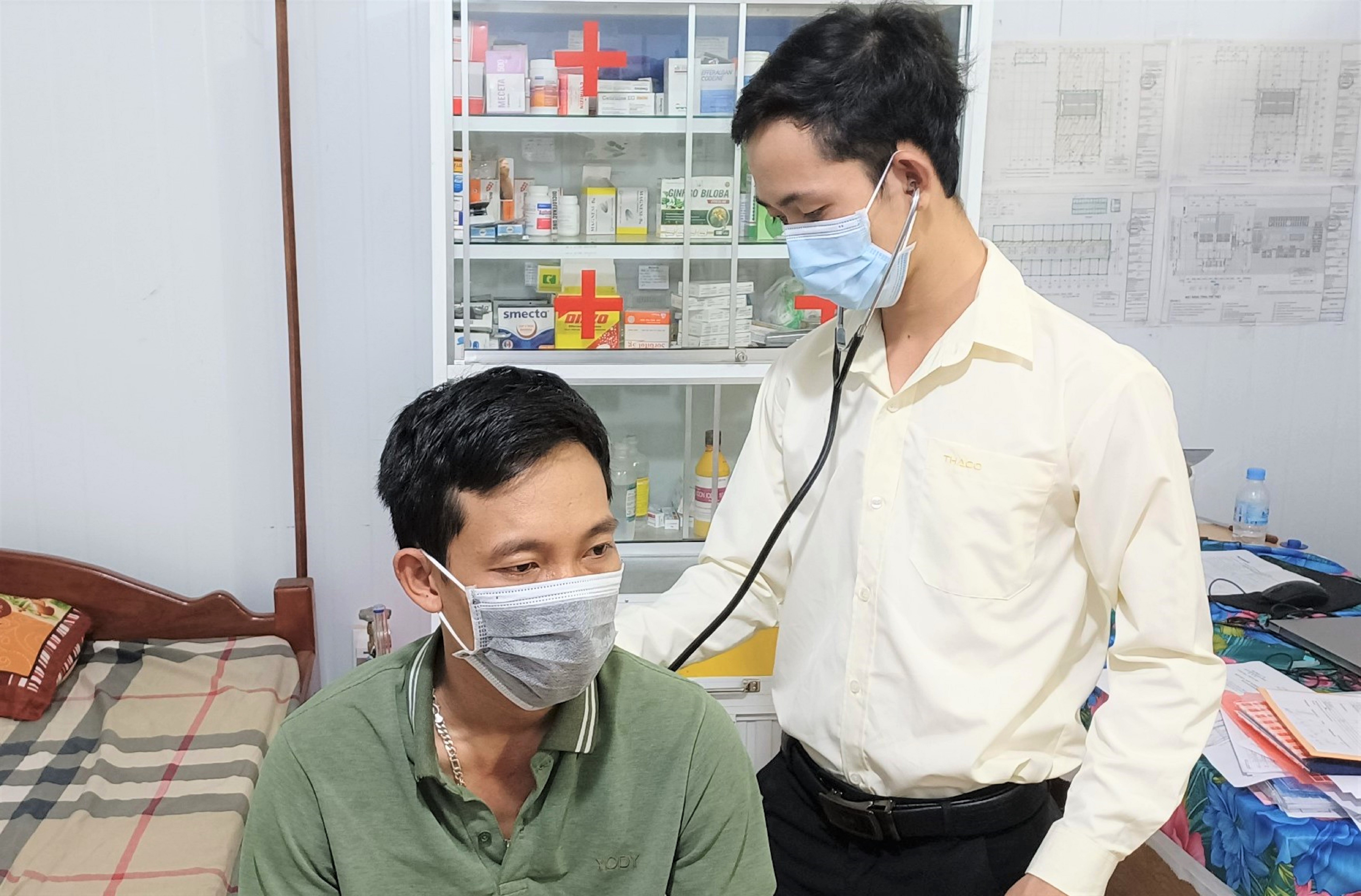 7. Anh Huỳnh Duy Khánh chăm sóc sức khoẻ cho công nhân.jpg.jpg