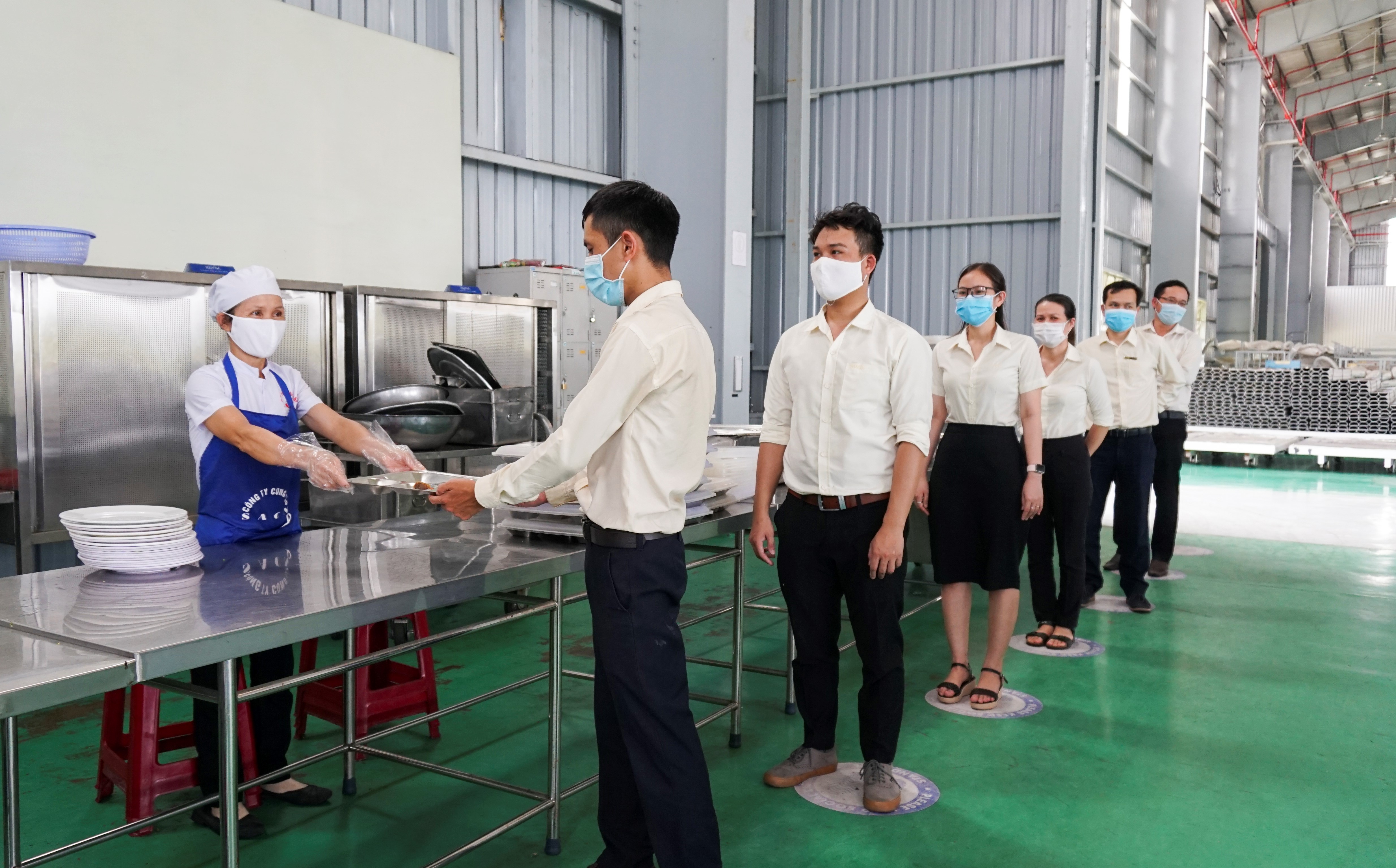 7. CB-NV phải giữ khoảng cách tối thiểu 2m trong lúc xếp hàng lấy thức ăn.jpg