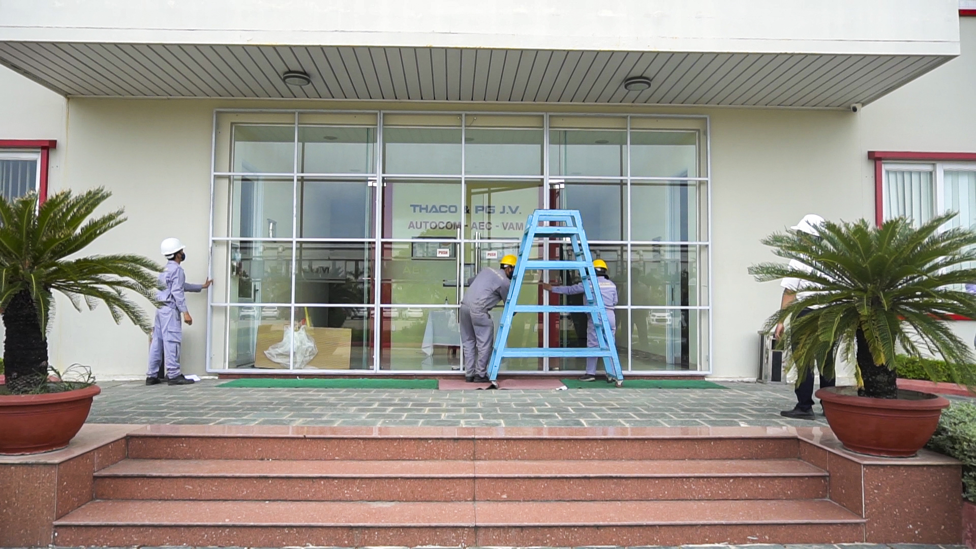 7. Lắp đặt khung sắt chống bão trước cửa kính văn phòng.jpg