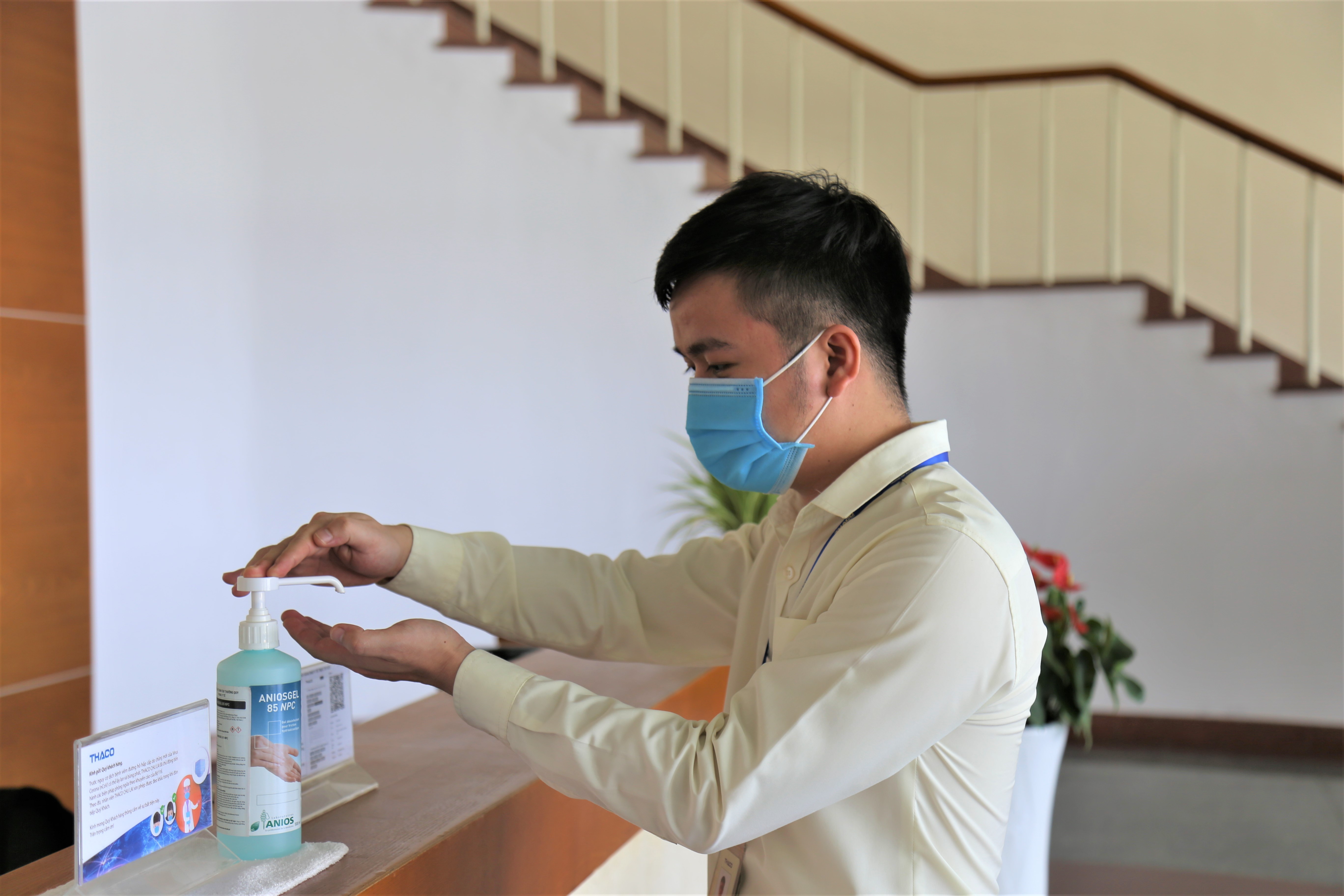 7. Rửa tay bằng dung dịch sát khuẩn.jpg