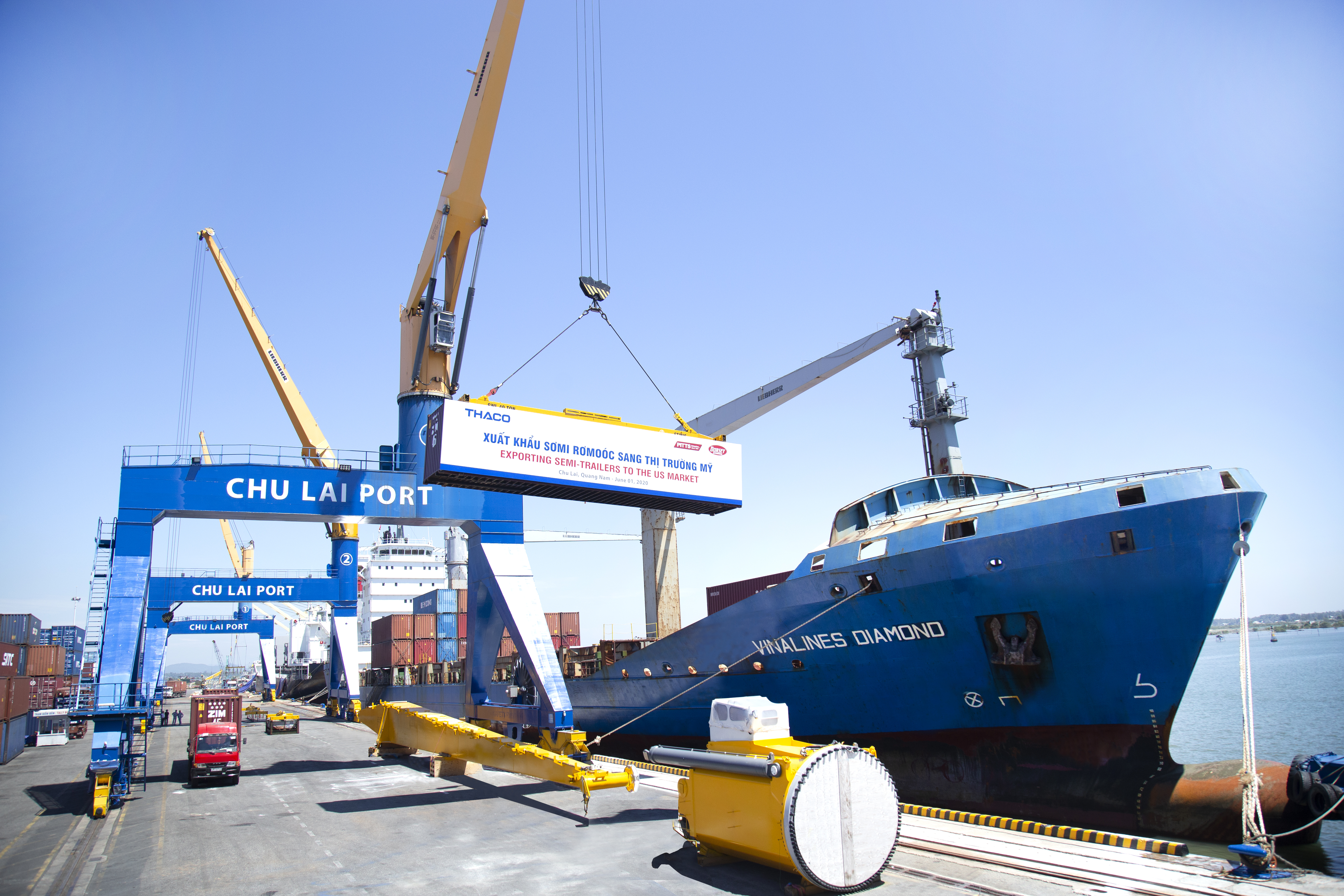 7. Sơmi rơmoóc đang được xếp lên tàu tại Cảng Chu Lai .jpg