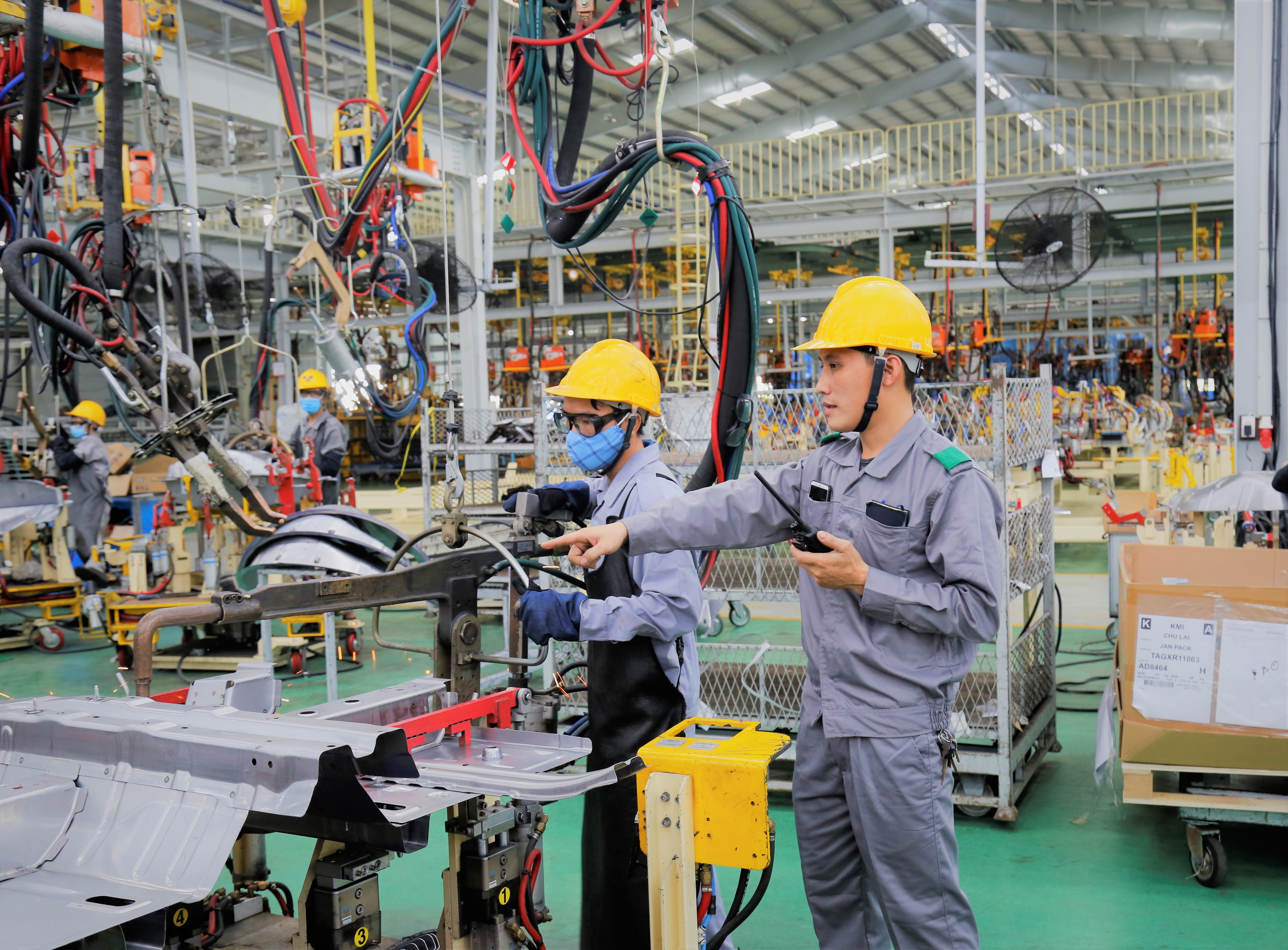 8. Anh Bùi Văn Vinh - Tổ trưởng đang hướng dẫn anh em làm việc.jpg