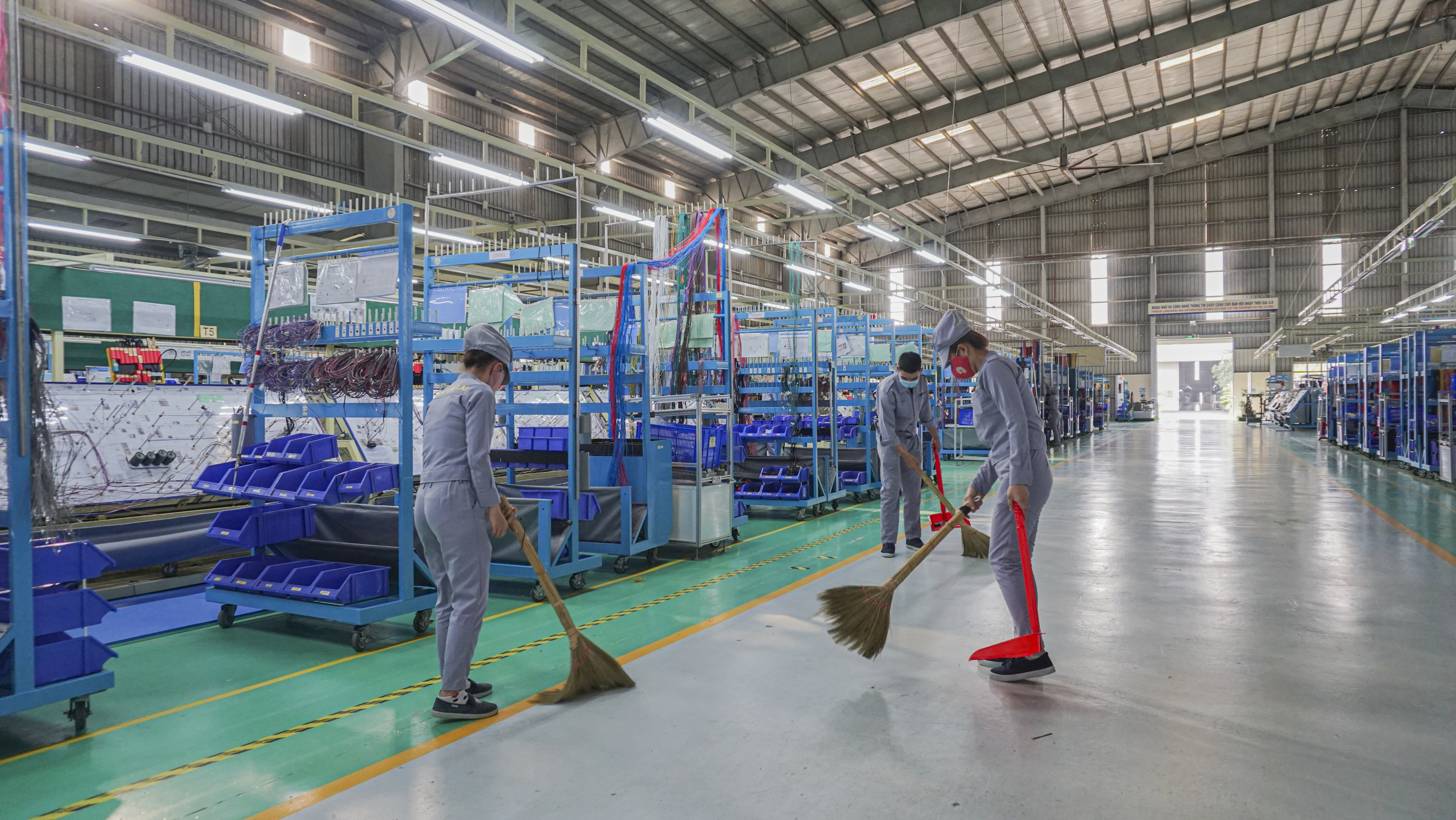 8. Quét dọn sàn nhà máy dây điện.jpg