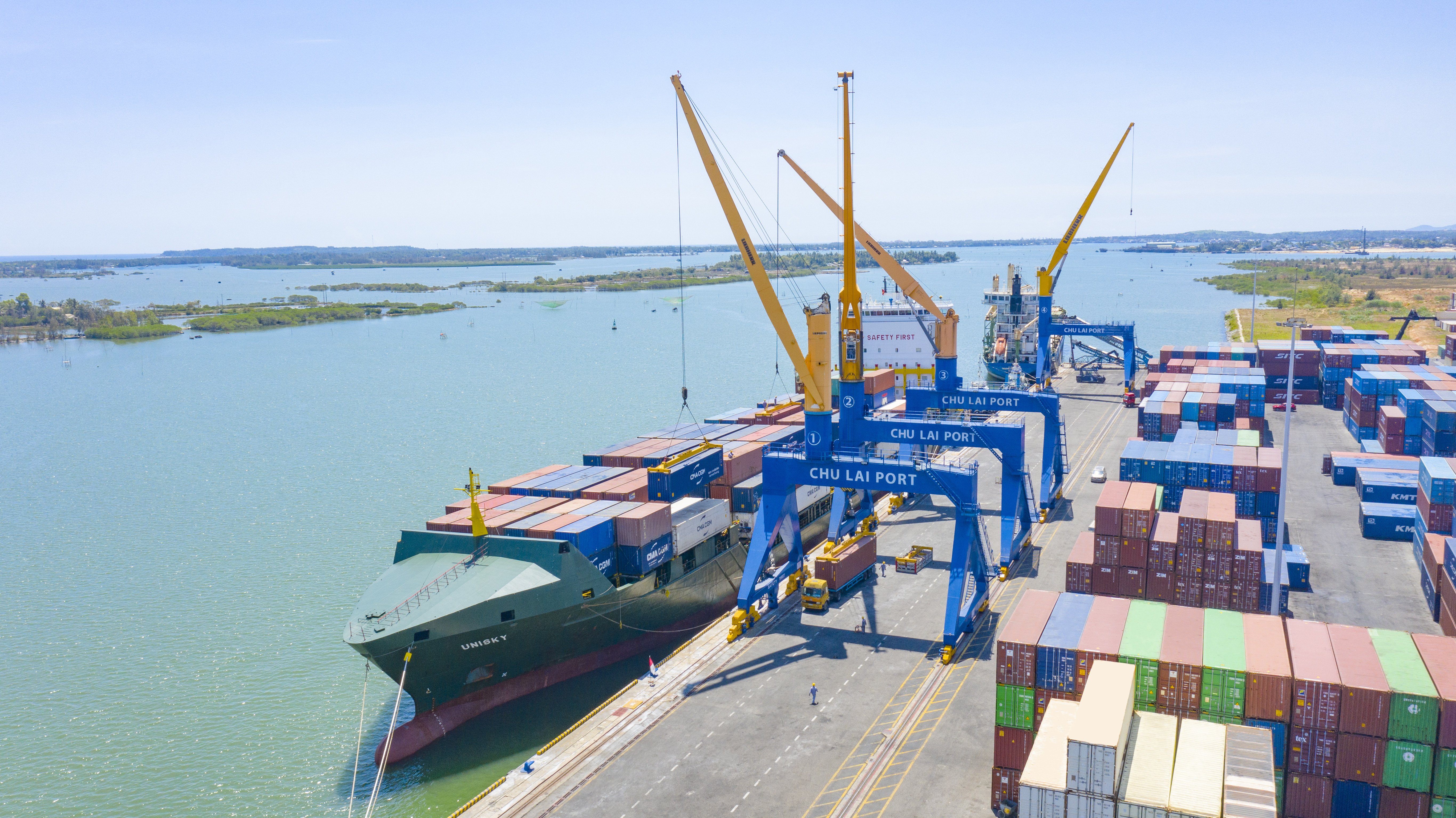 8. Tàu UNISKY (CMA-CGM) cập cảng Chu Lai phục vụ hoạt động xuất nhập khẩu hàng hóa.jpg