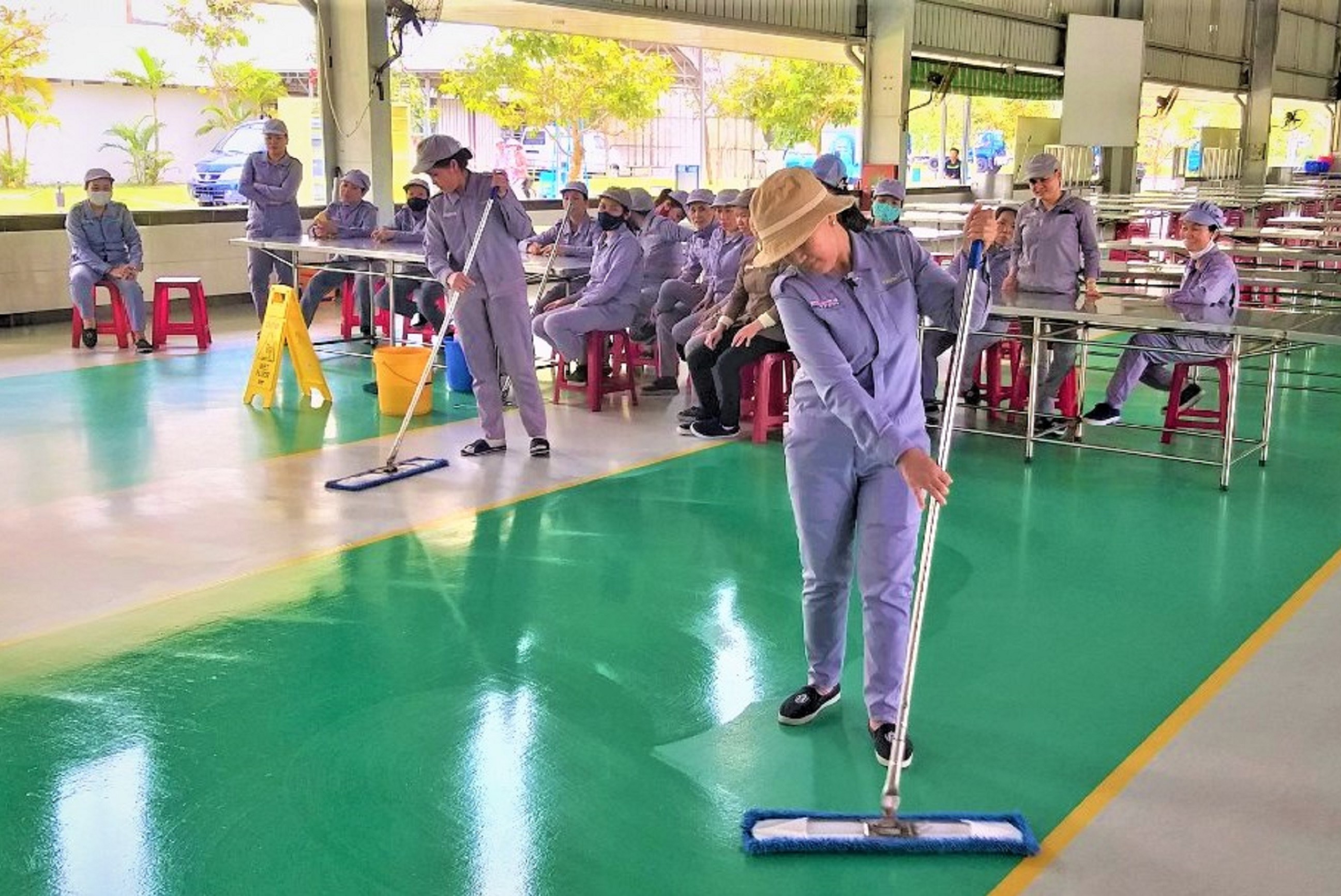 8.Thực hành lau sàn tại nhà ăn của Tổ hợp Cơ khí.jpg