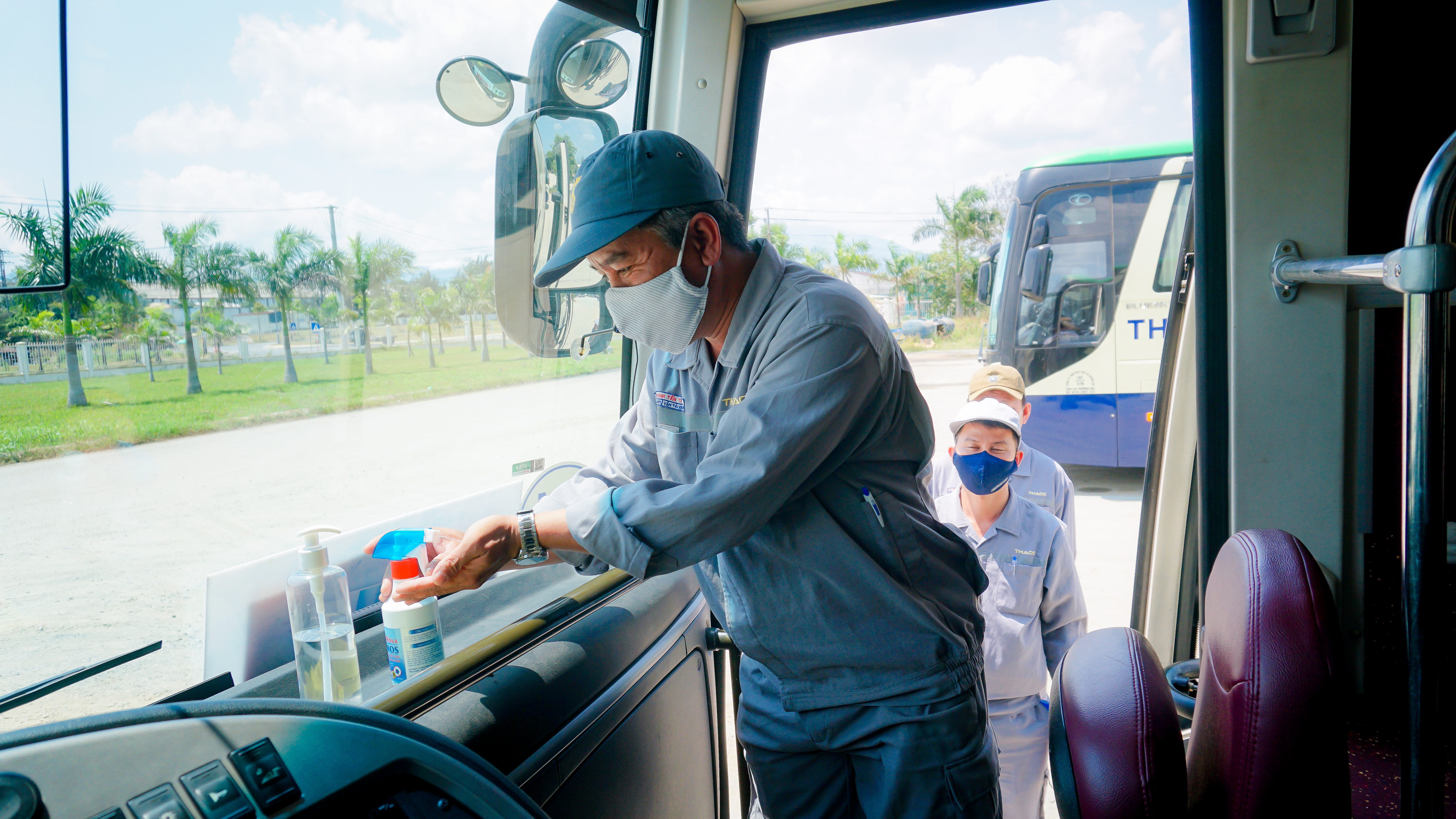 9. CB-NV sát khuẩn tay trước khi lên xe.jpg