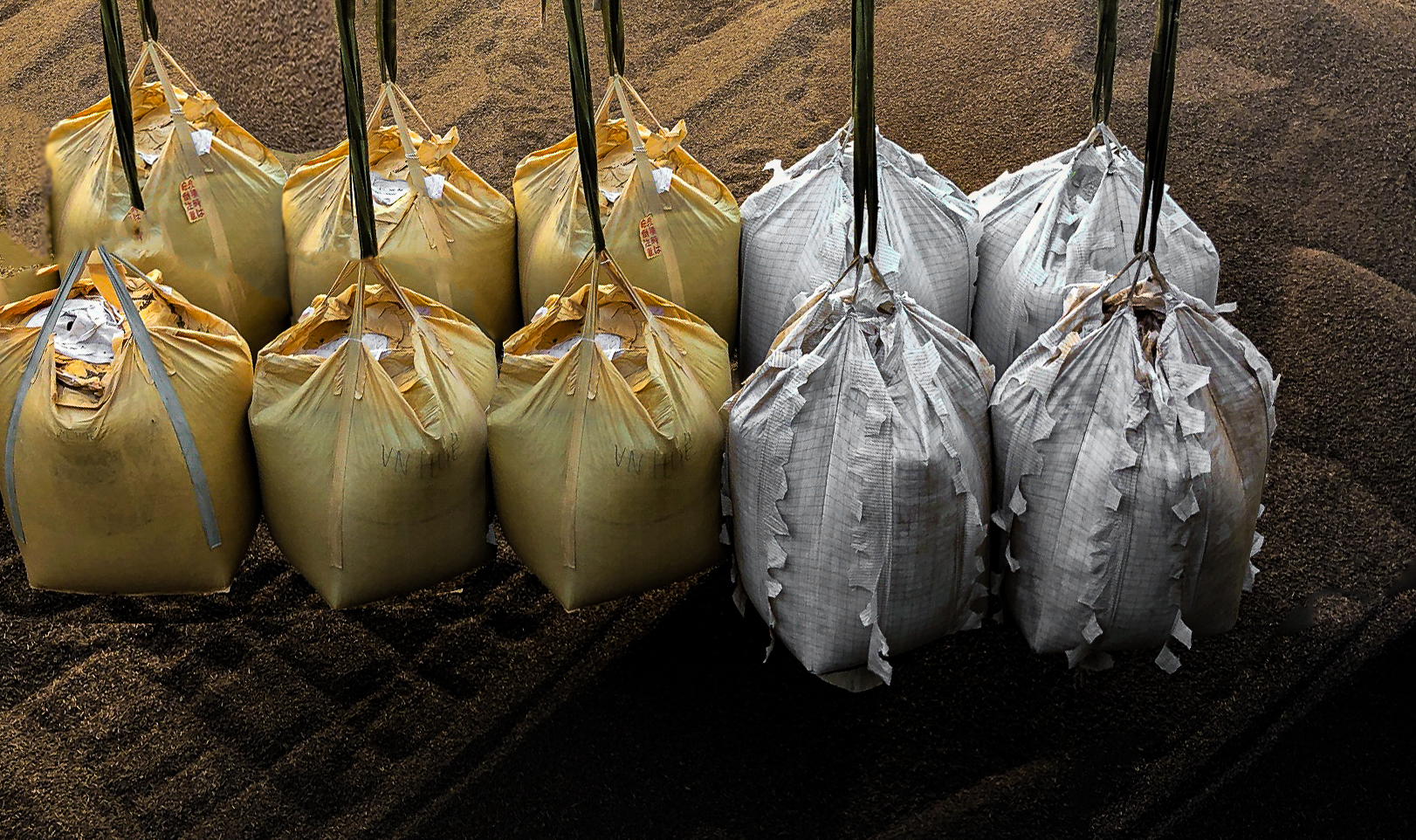 Đóng gói viên nén gỗ tại cảng Chu Lai.JPG