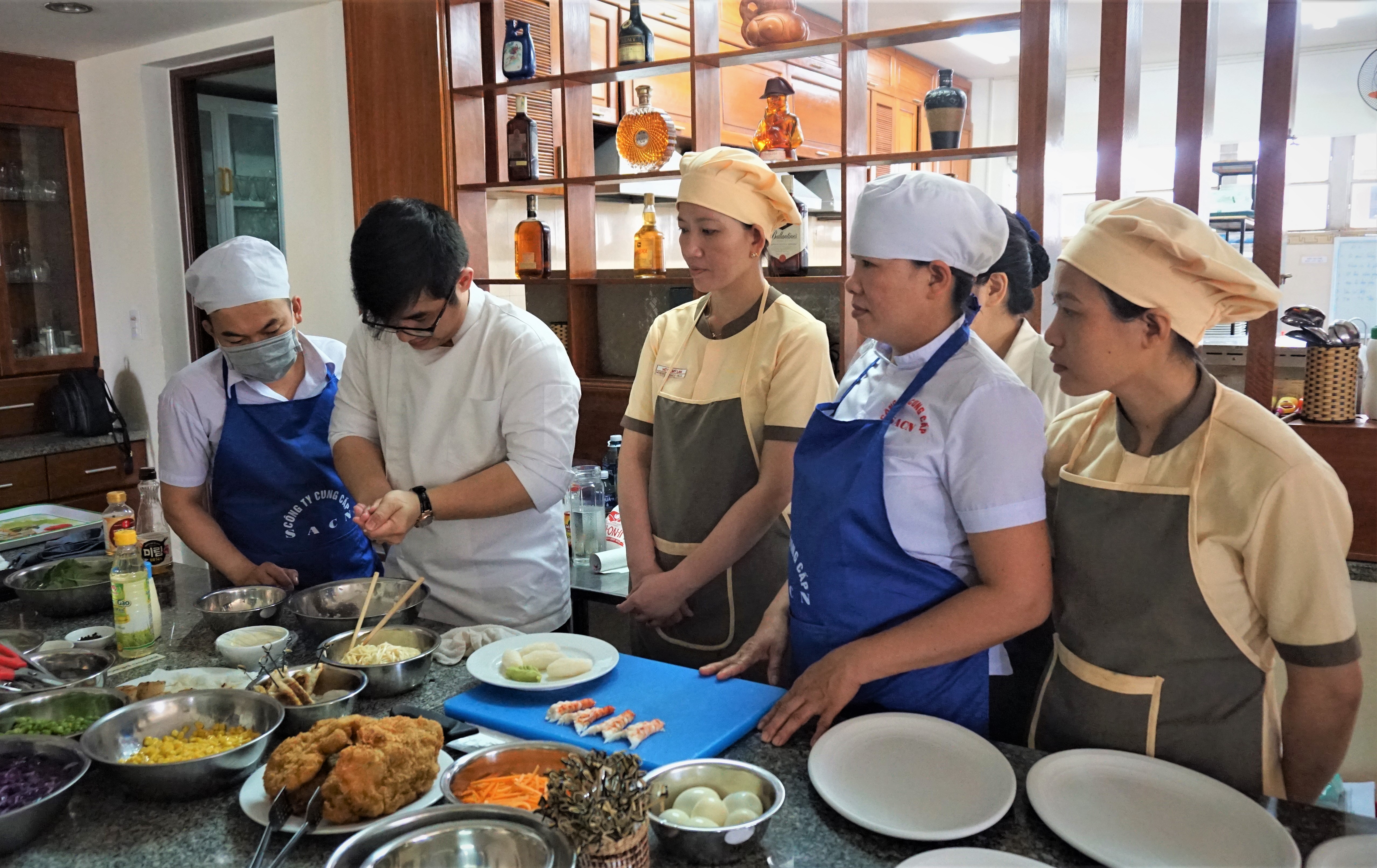 Các học viên được hướng dẫn thực hành chế biến món ăn tại canteen KBT Trường Hải .jpg