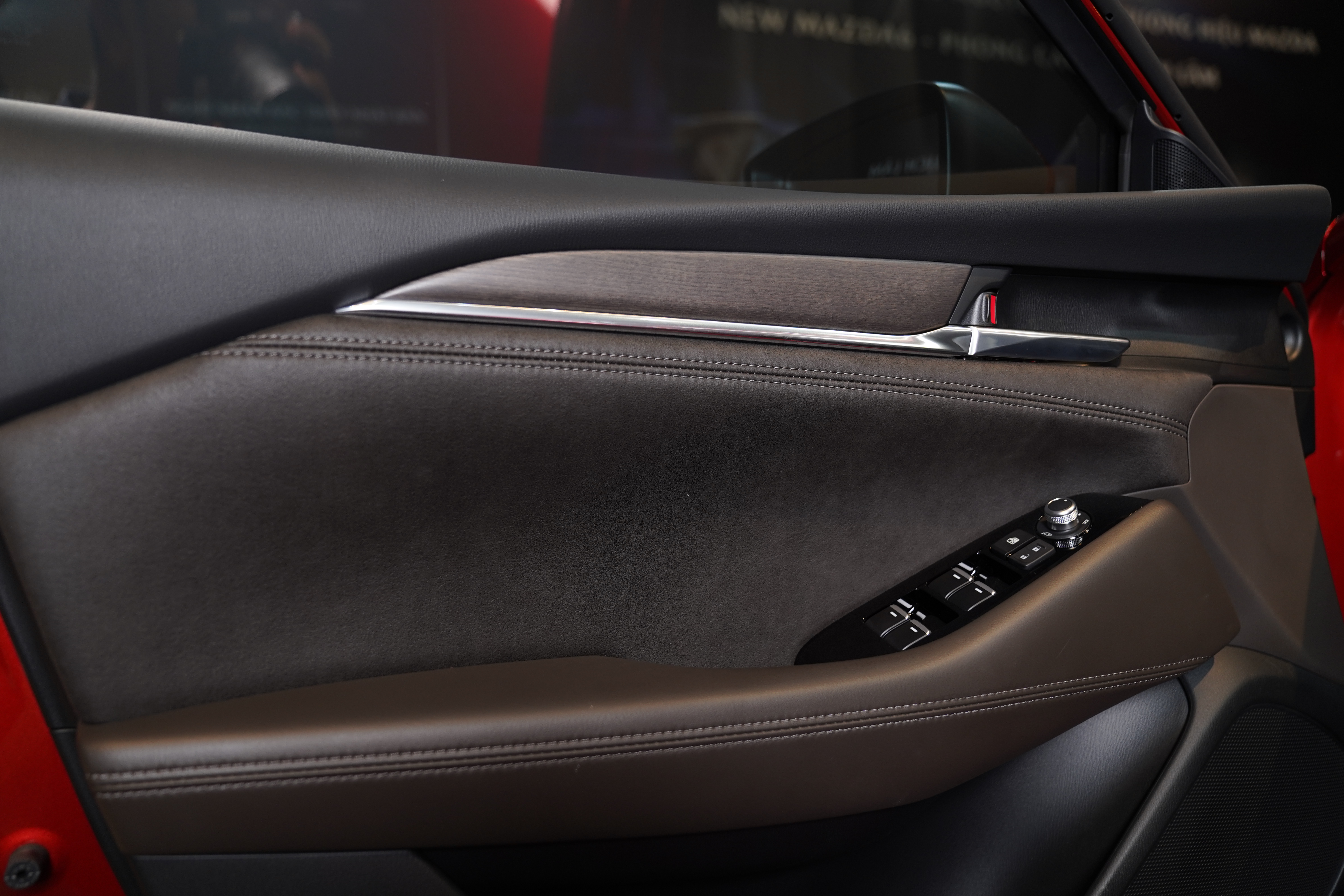 Chất liệu gỗ Sen và da lộn Ultrasuede được sử dụng cho cảnh cửa trên New Mazda6.JPG