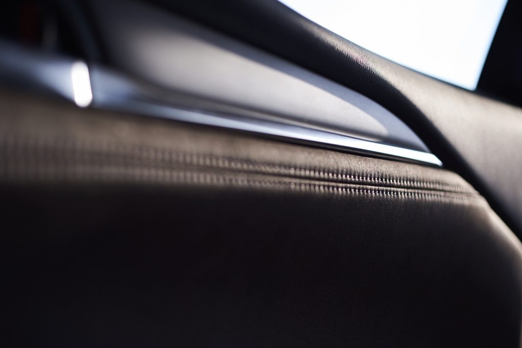 Da lộn Ultrasuede trên cánh cửa xe New Mazda6.jpg