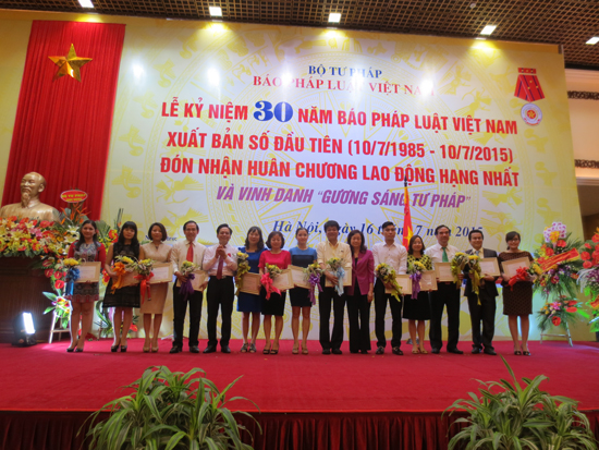 Dai-dien-Thaco-nhan-ky-niem-chuong-30-nambao-Phap-luat.jpg