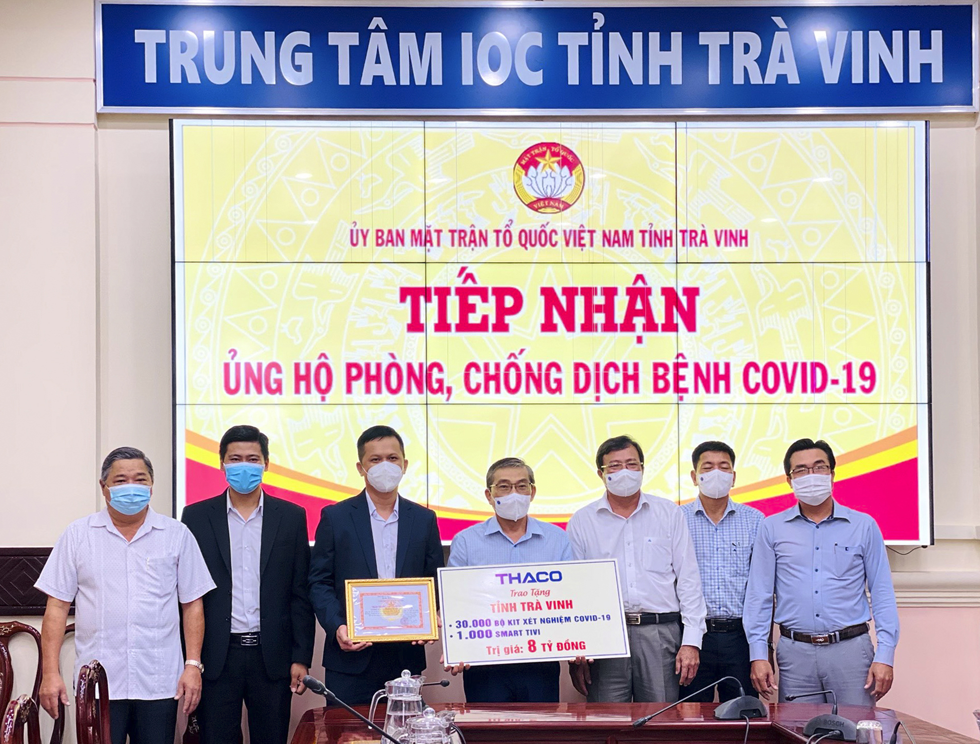 edit THACO trao tang Tra vinh 1000 smart TV và 30.000 kit test.jpg