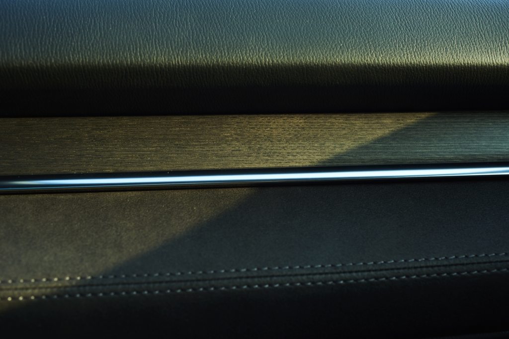 Gỗ Sen được sử dụng để trang trí bảng Táp lô.jpg