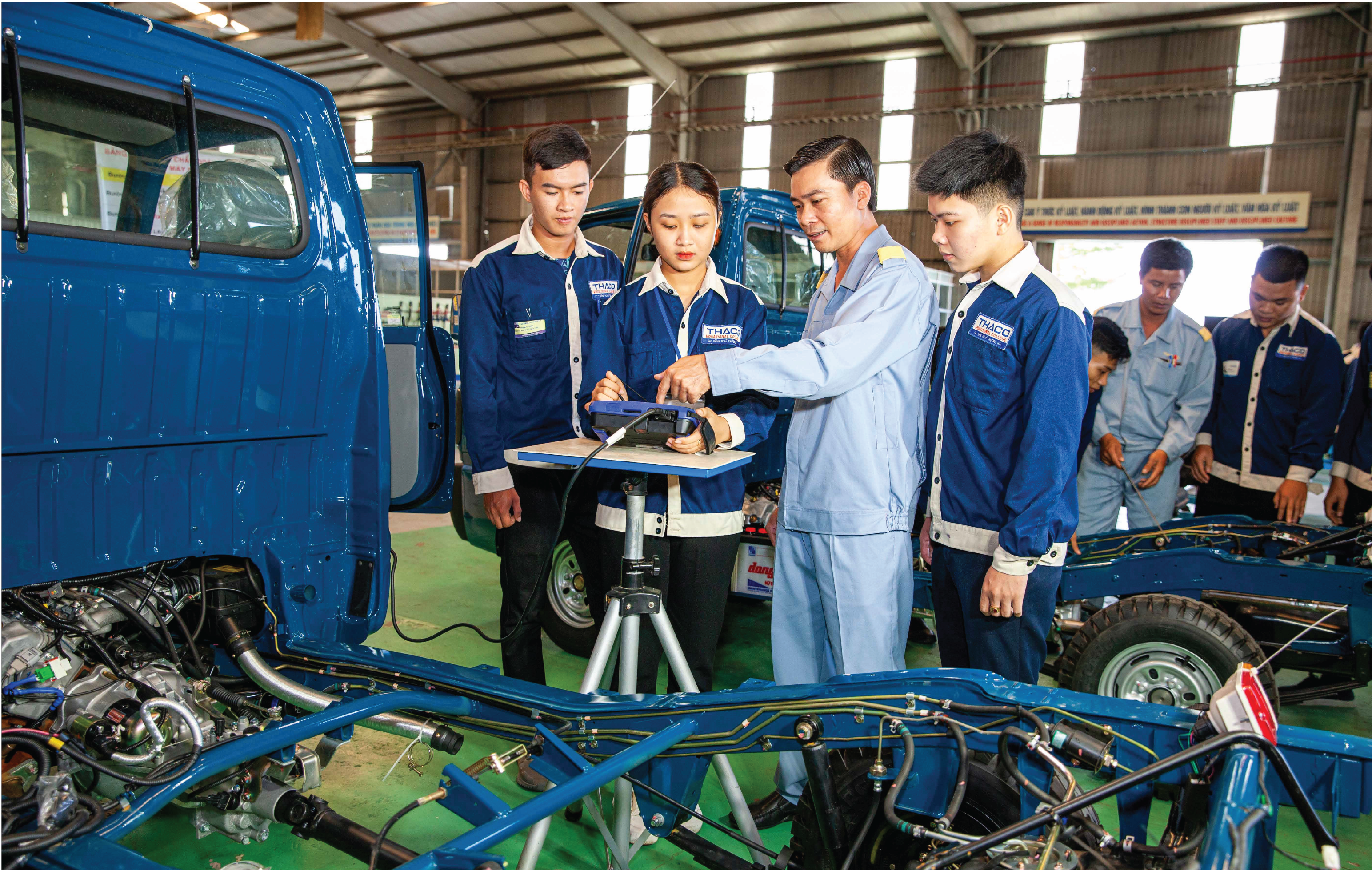 Giáo viên hướng dẫn kiểm tra các thông số trên xe cho sinh viên nghề Điện ô tô..png