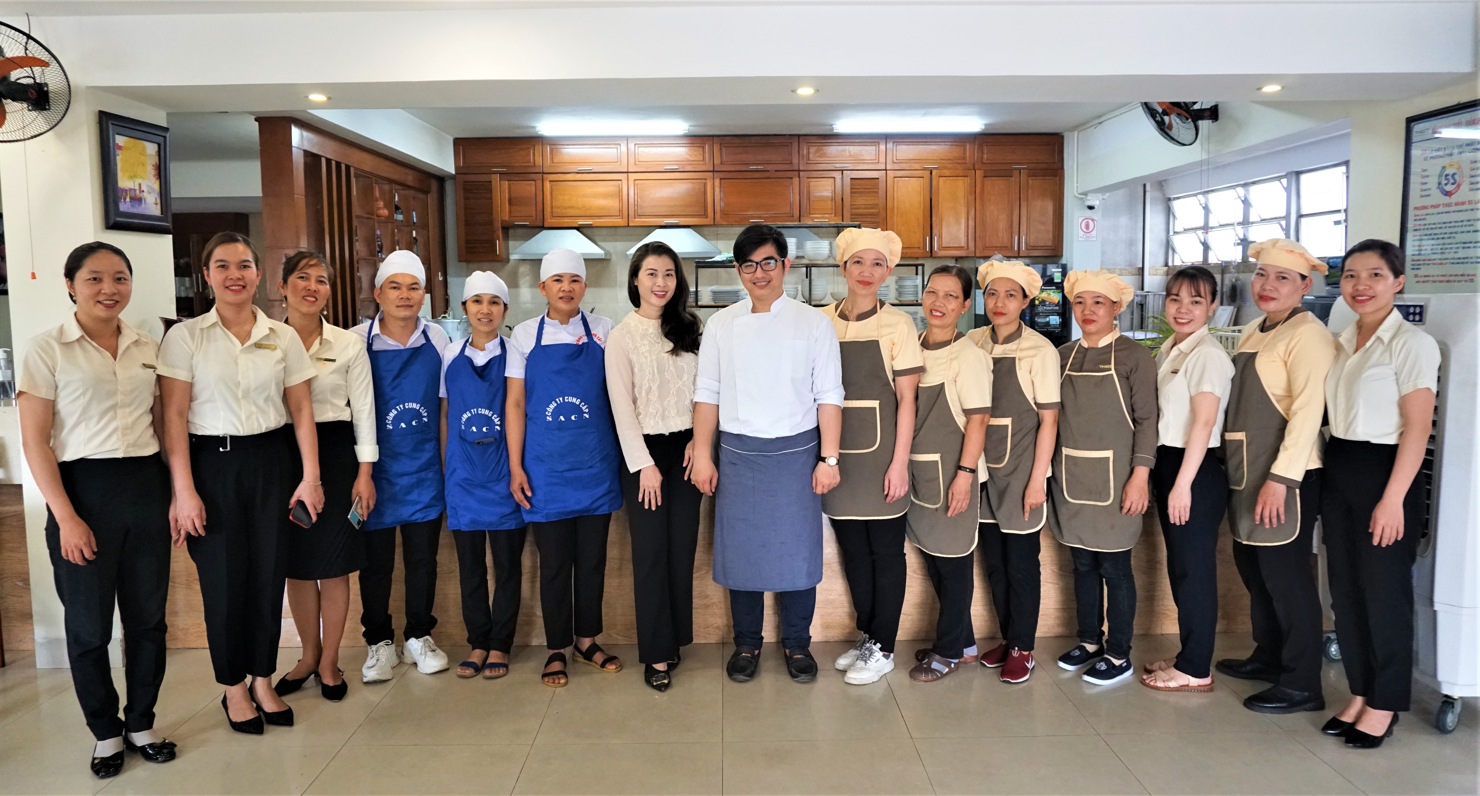 Giảng viên và các học viên khóa đào tạo bếp chuyên nghiệp.jpg