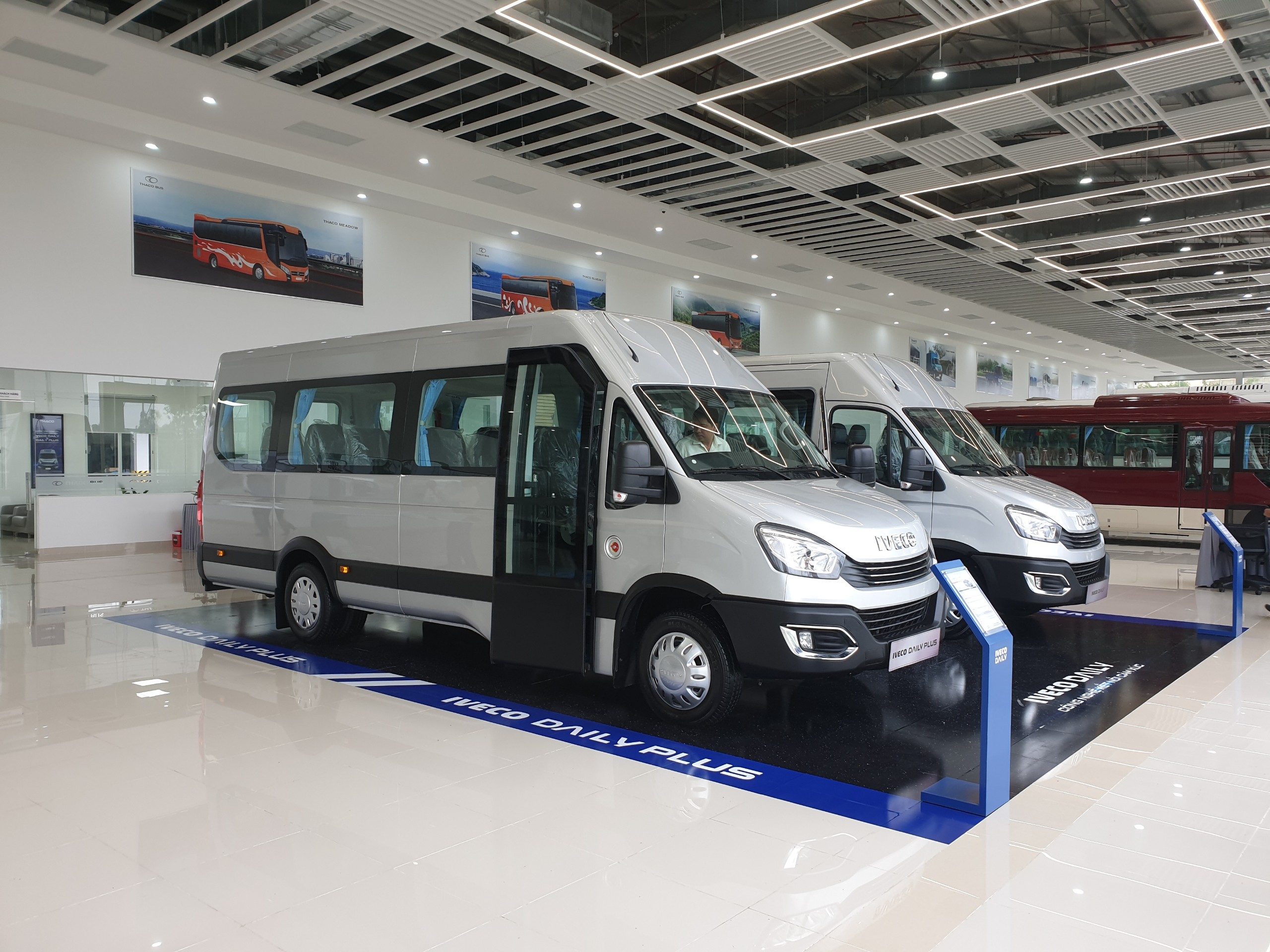 Hình 10. 2 phiên bản xe Mini bus Iveco Daily 16 chỗ và 19 chỗ-2.jpg