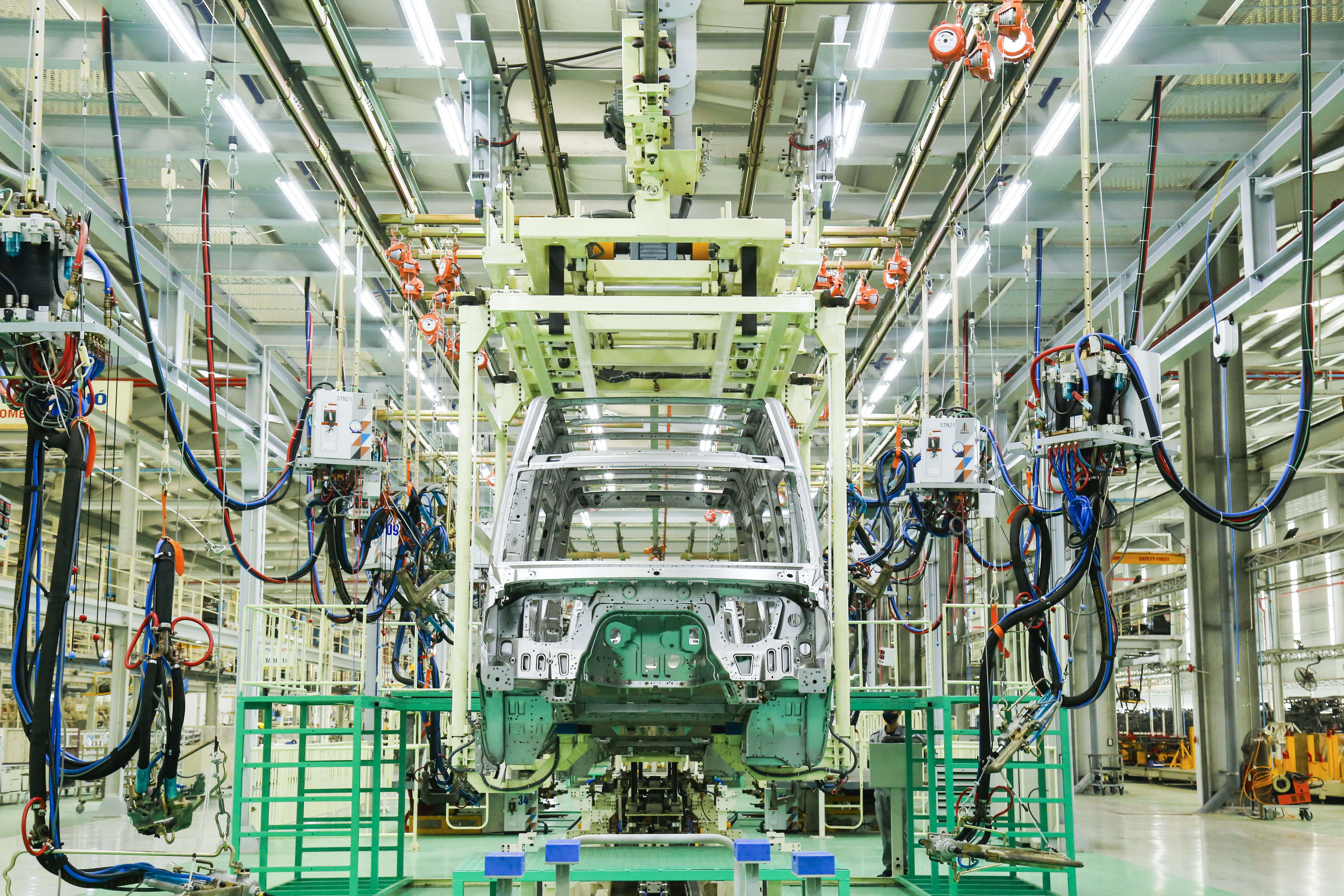 Hình 2. Trạm hàn bấm xe minibus Iveco.JPG